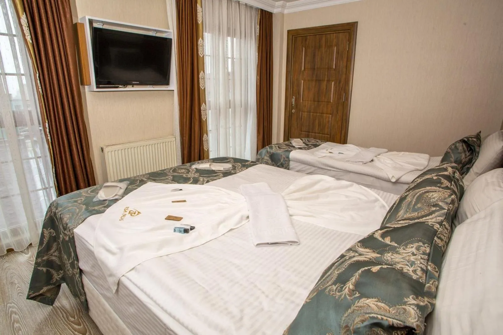 Photo of the whole room, Bed in Bursa Palas Hotel