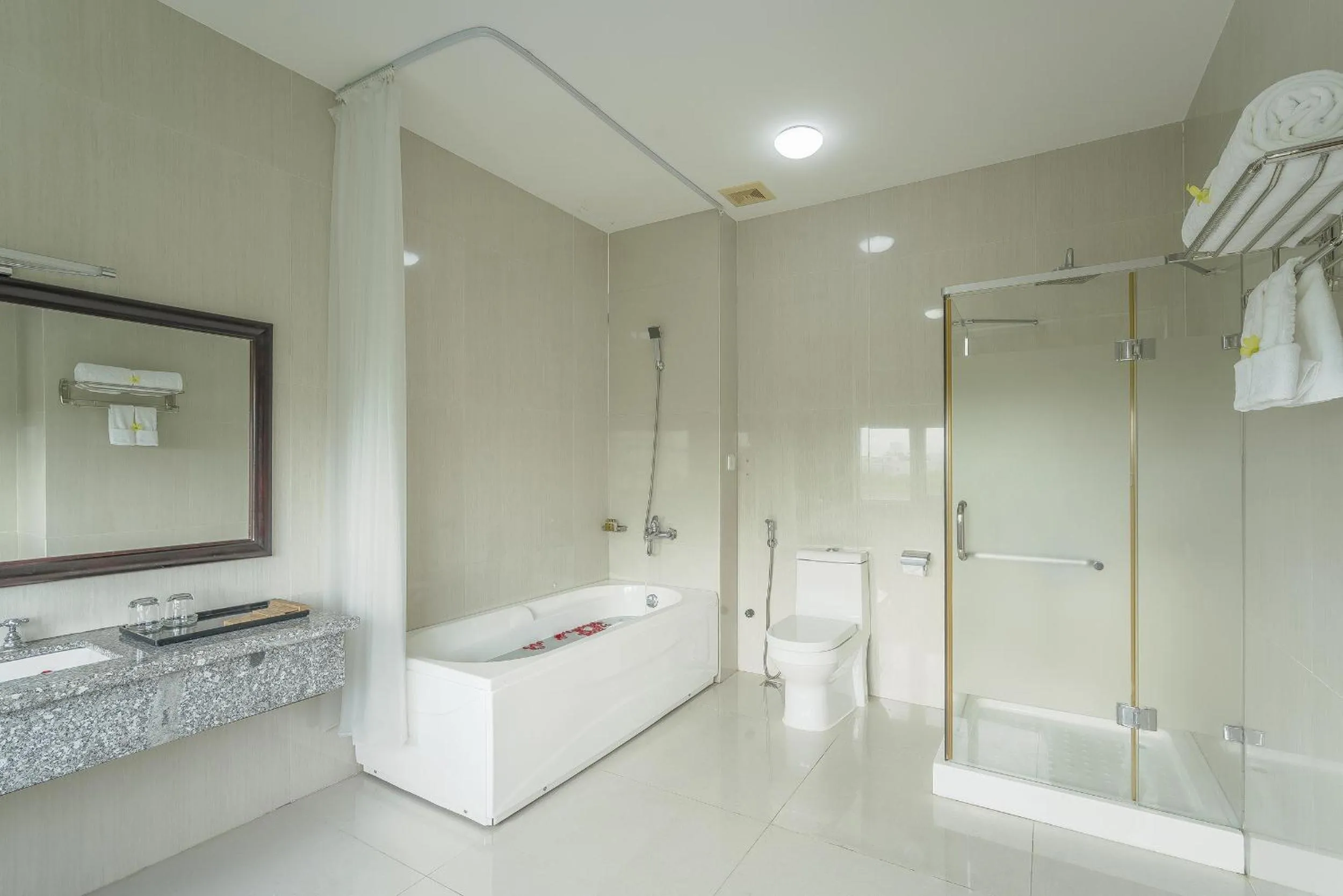 Bathroom in Eden Plaza Da Nang Hotel