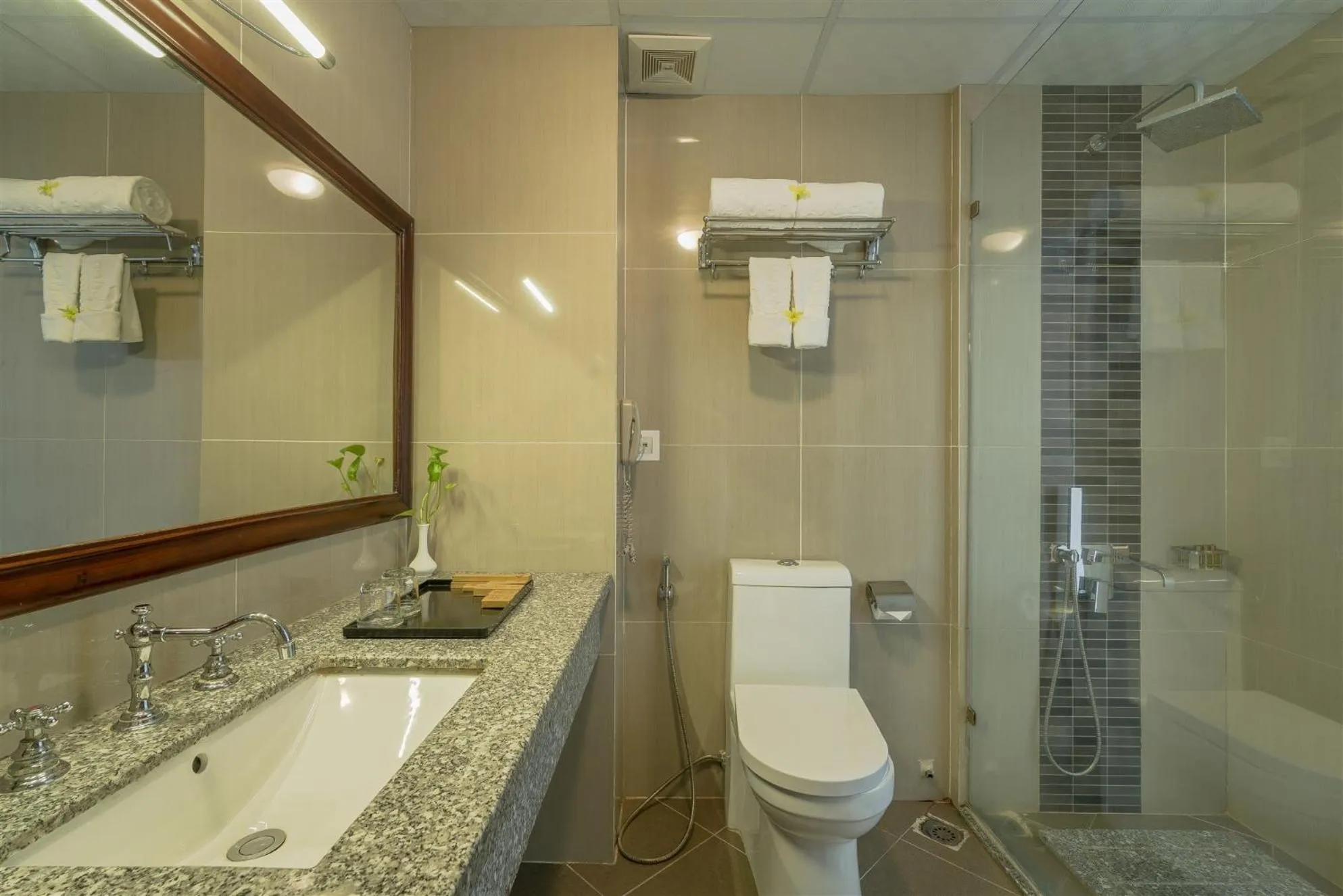 Shower in Eden Plaza Da Nang Hotel