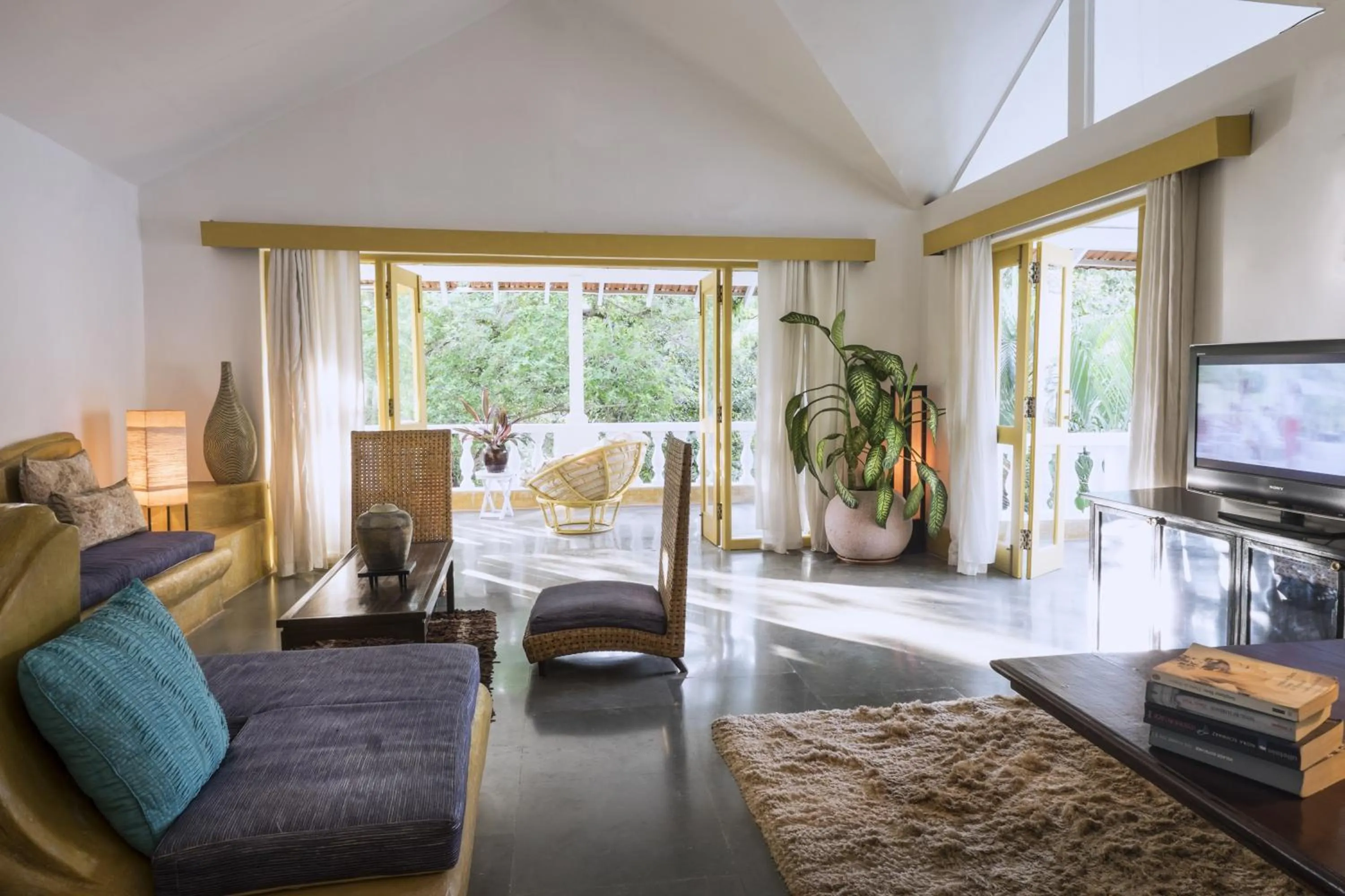 Photo of the whole room in Casa Anjuna