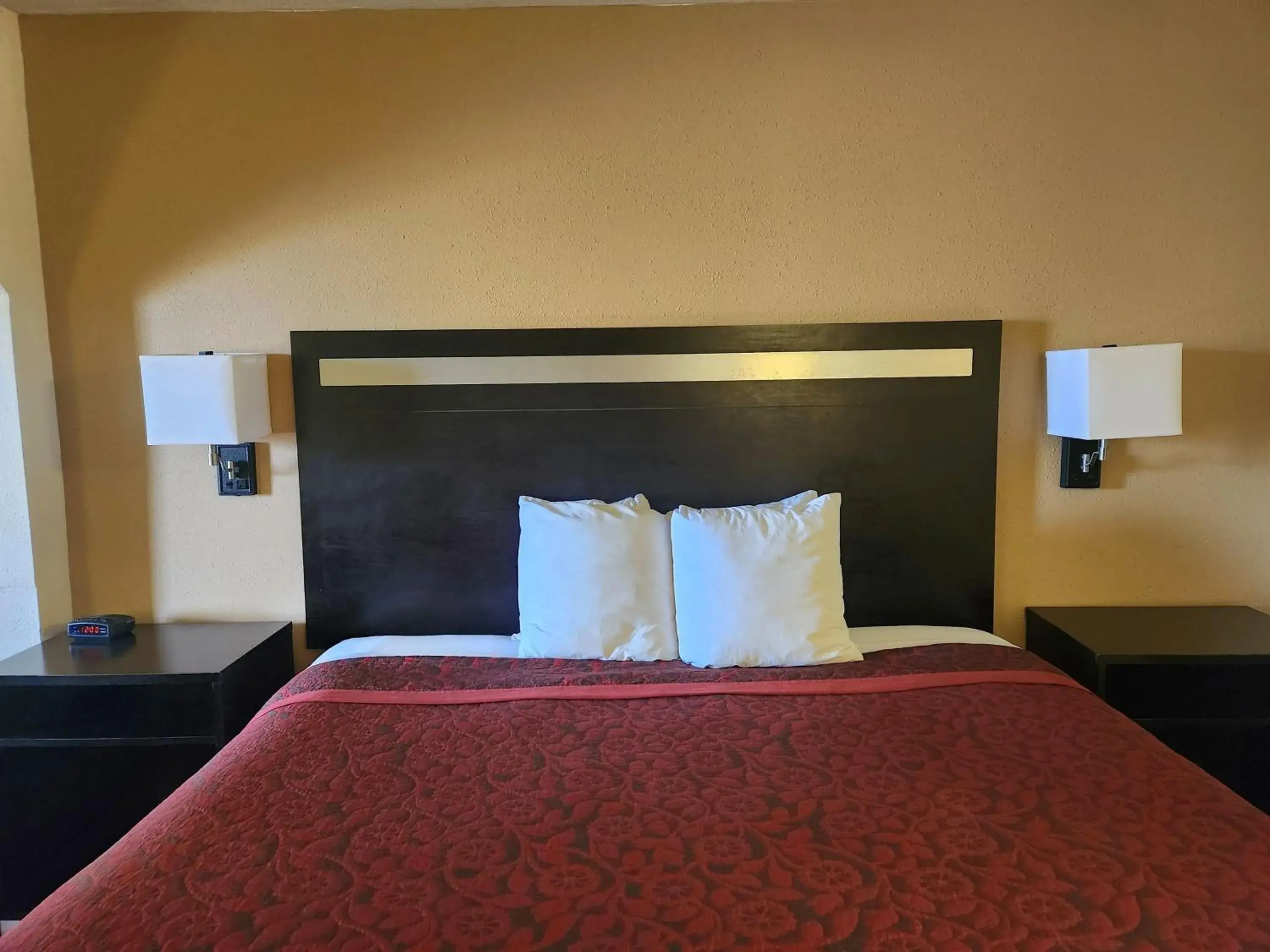 King Room with Bath Tub - Mobility Accessible/Non-Smoking in Days Inn by Wyndham Hammond King Room with Bath Tub - Mobility Accessible/Non-Smoking in Days Inn by Wyndham Hammond