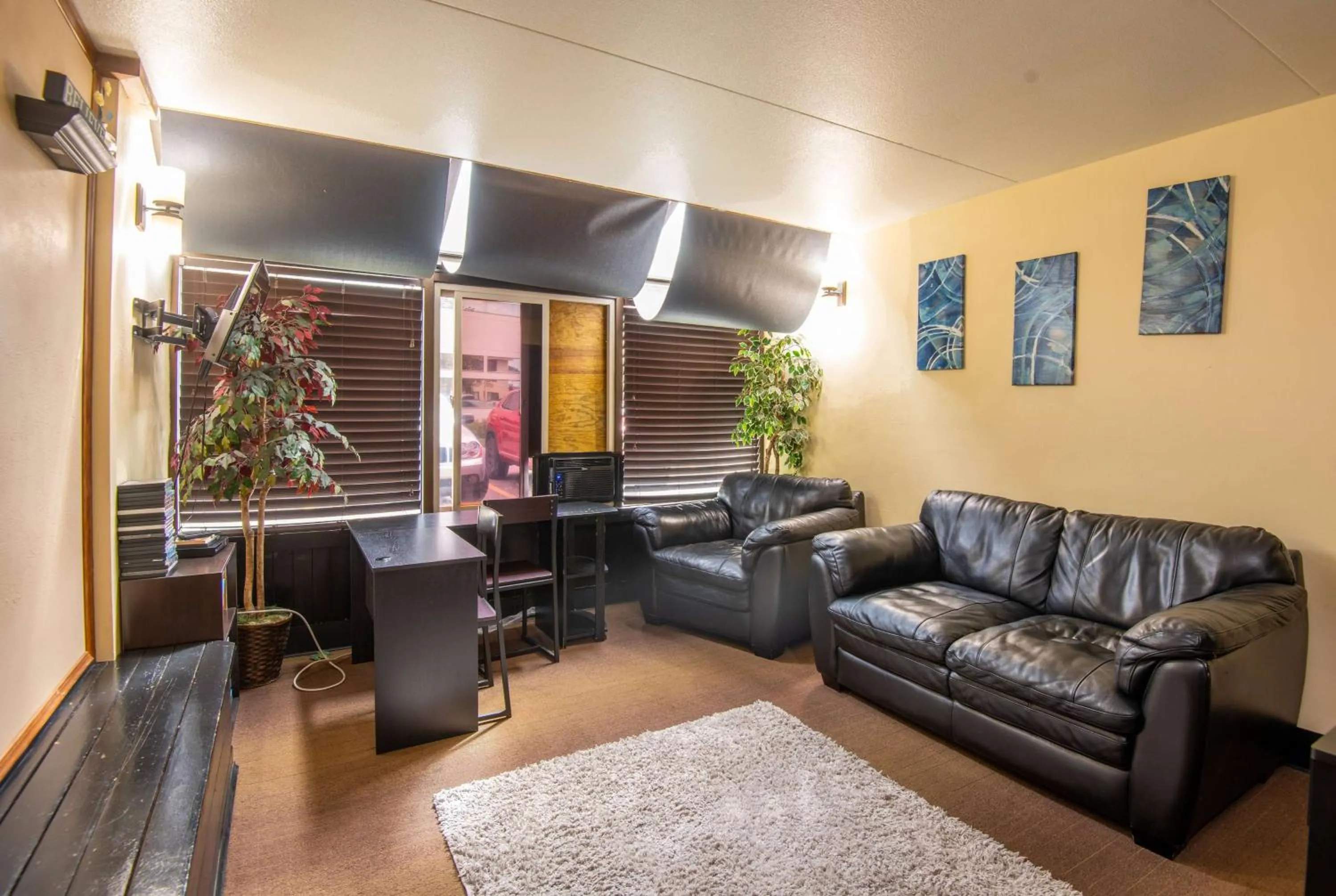 Communal lounge/ TV room in Days Inn by Wyndham Coeur d'Alene