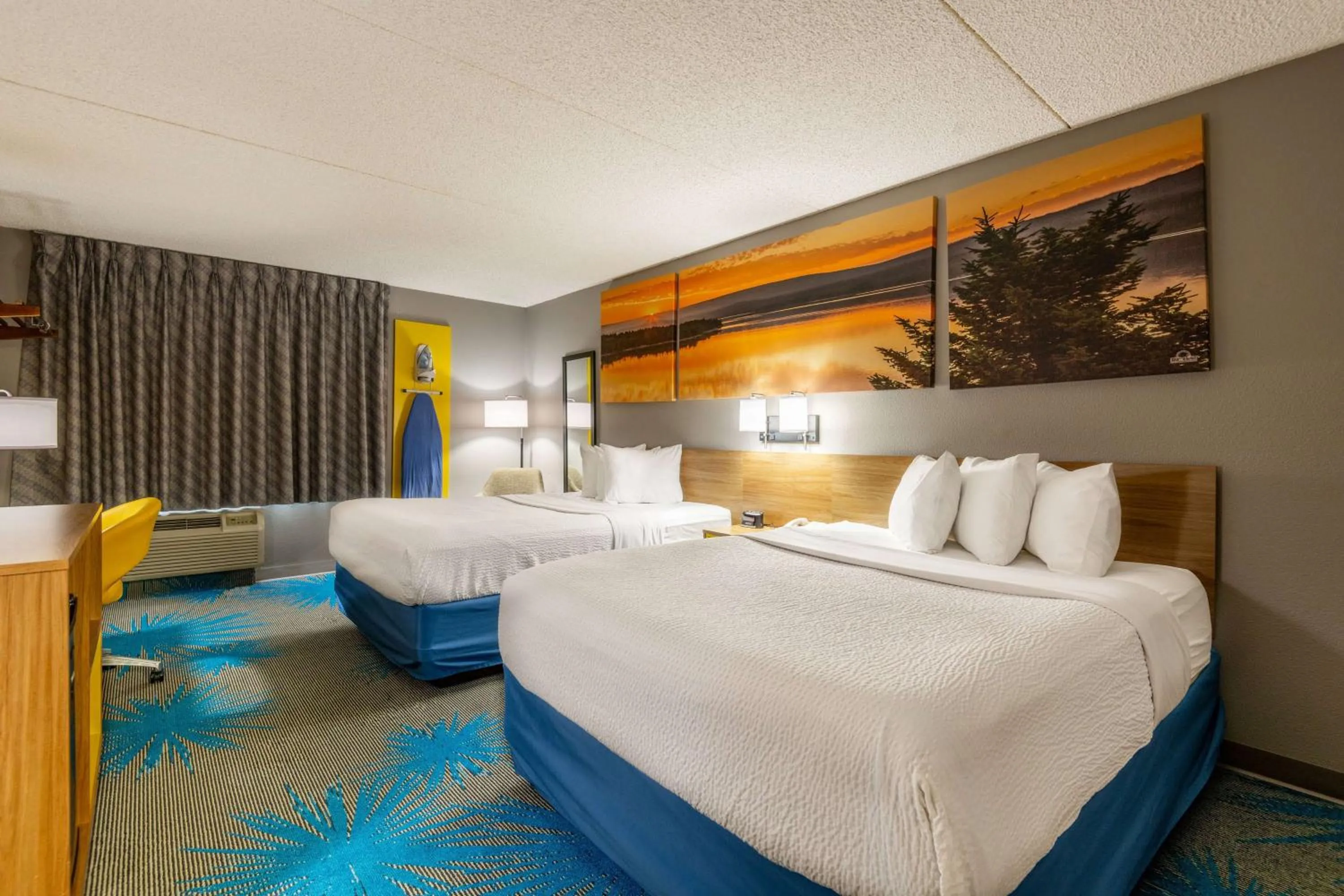 Photo of the whole room, Bed in Days Inn by Wyndham Coeur d'Alene