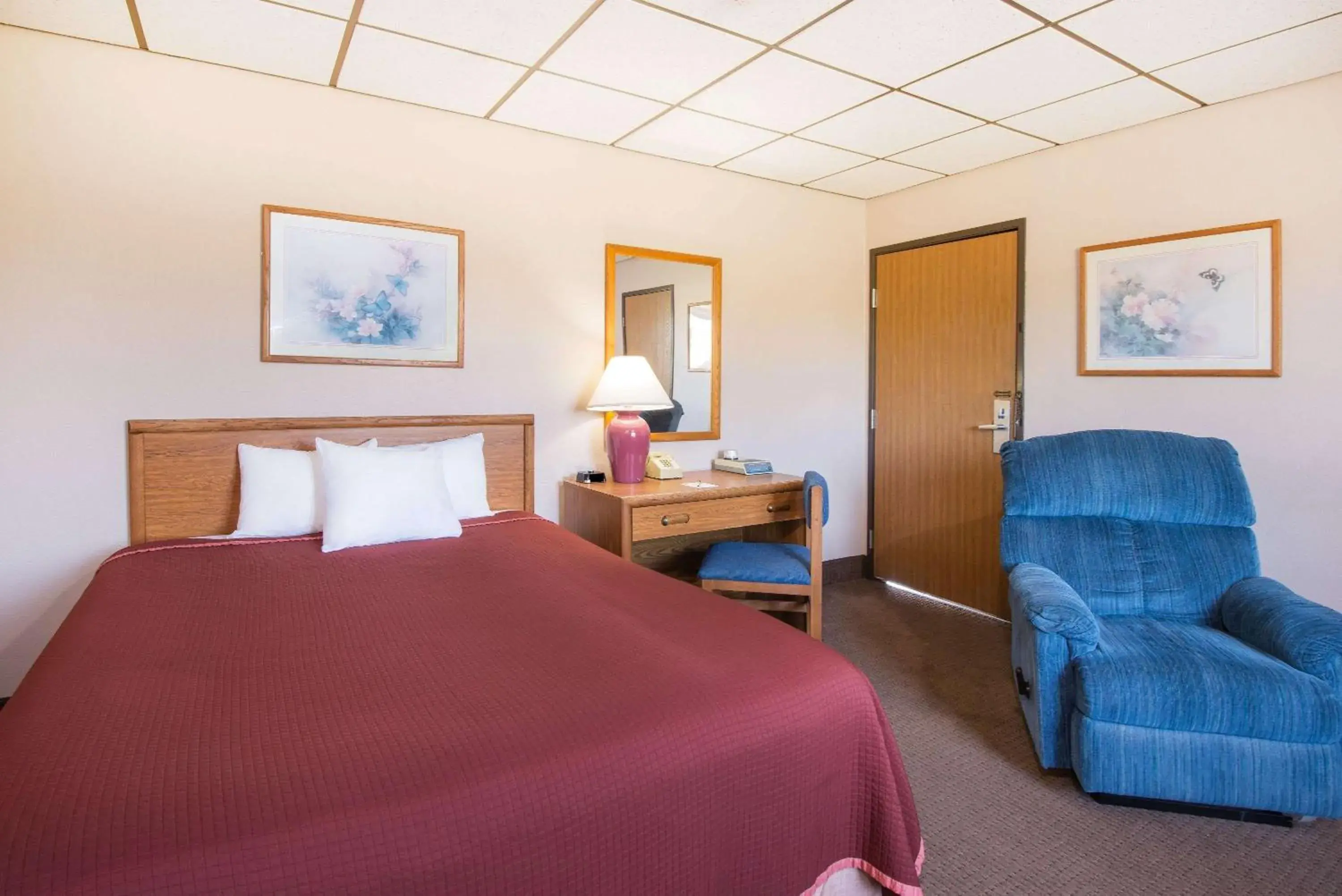 Photo of the whole room, Bed in Super 8 by Wyndham Abilene KS Photo of the whole room, Bed in Super 8 by Wyndham Abilene KS