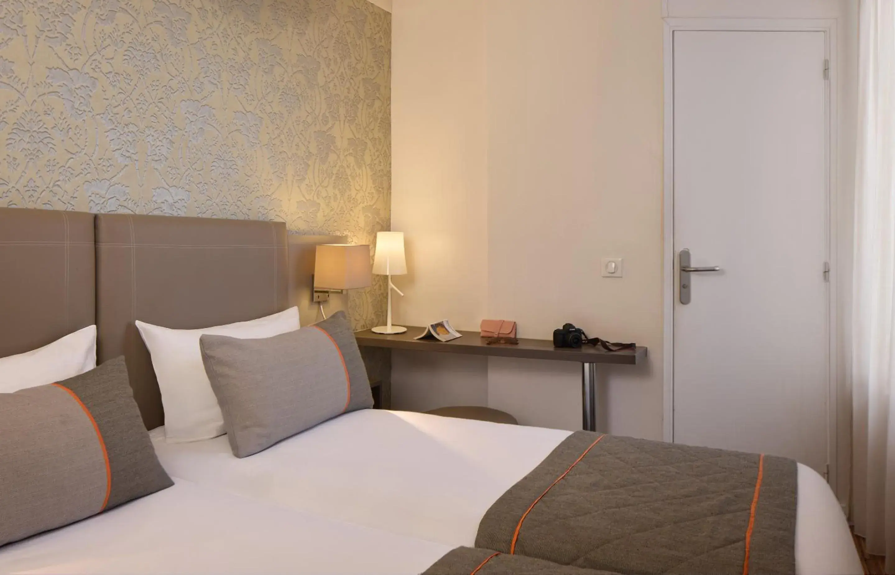 Superior Twin Room in Timhotel Tour Eiffel Superior Twin Room in Timhotel Tour Eiffel