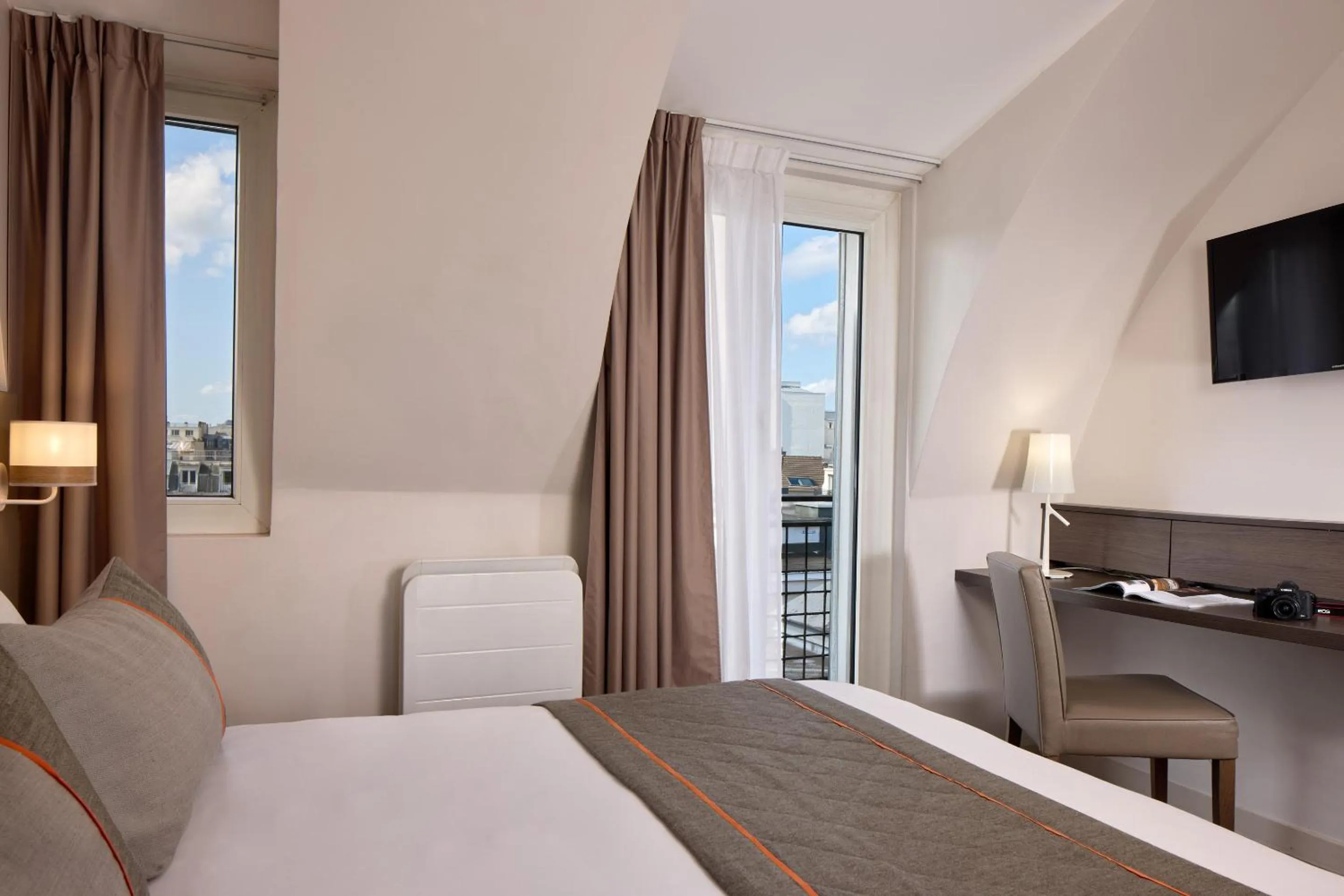 View (from property/room), Bed in Timhotel Tour Eiffel