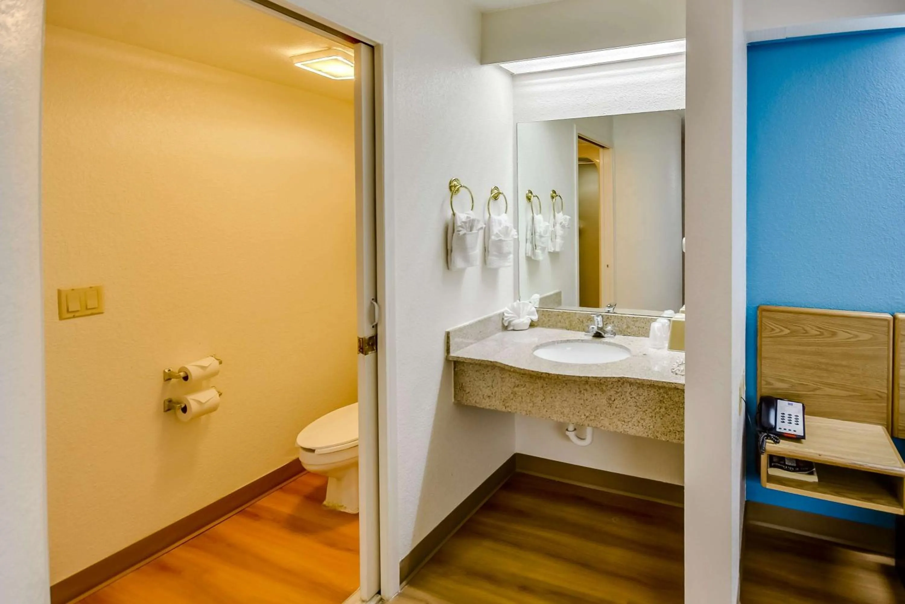 Toilet, Bed in Motel 6-Katy, TX - Houston