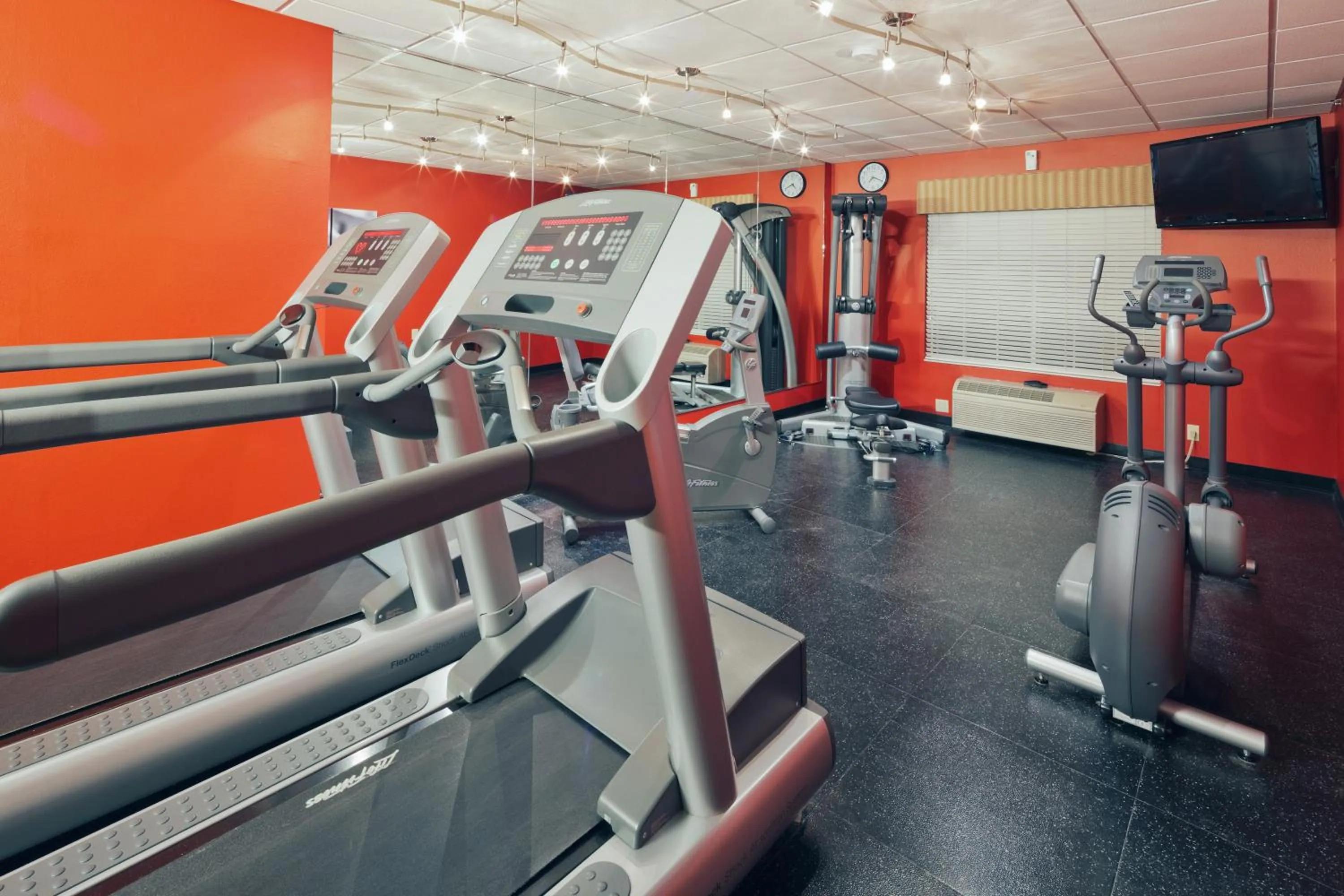 Fitness centre/facilities in Country Inn & Suites by Radisson, Clinton, IA