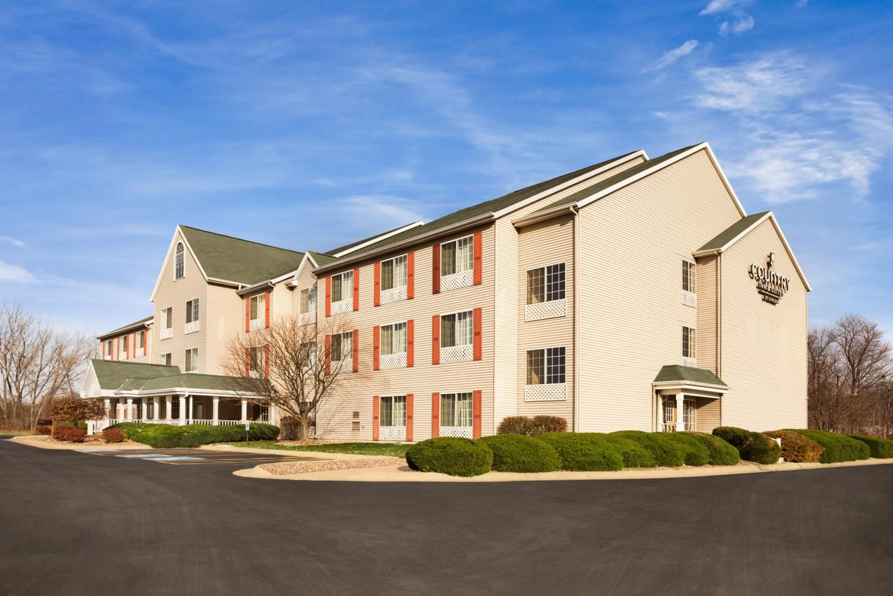 Facade/entrance in Country Inn & Suites by Radisson, Clinton, IA