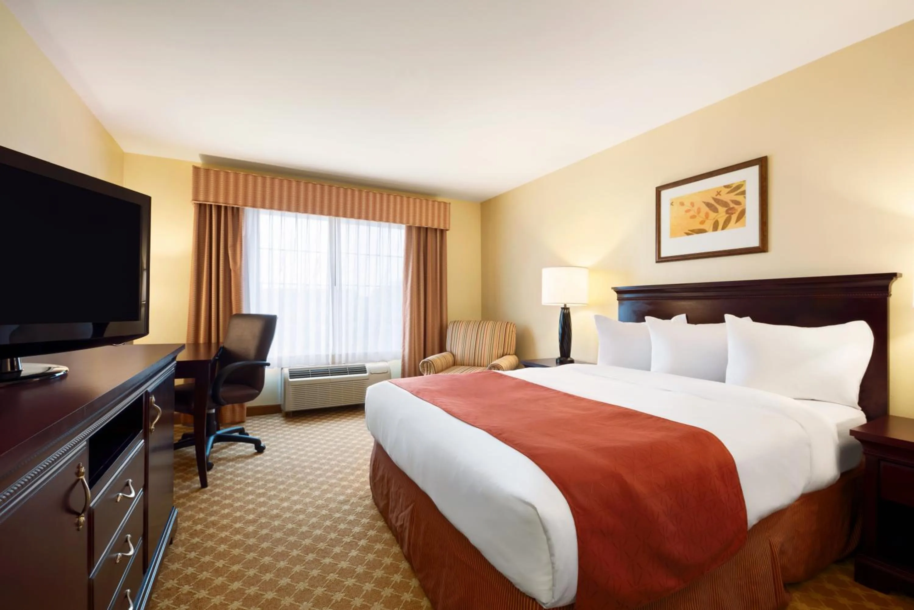 Photo of the whole room, Bed in Country Inn & Suites by Radisson, Clinton, IA