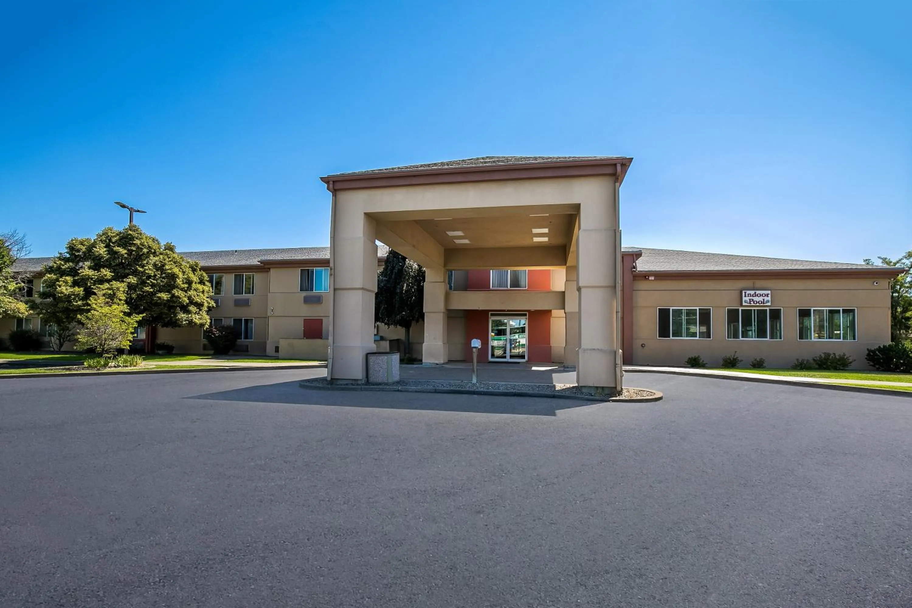 Property building in Americas Best Value Sandman Inn