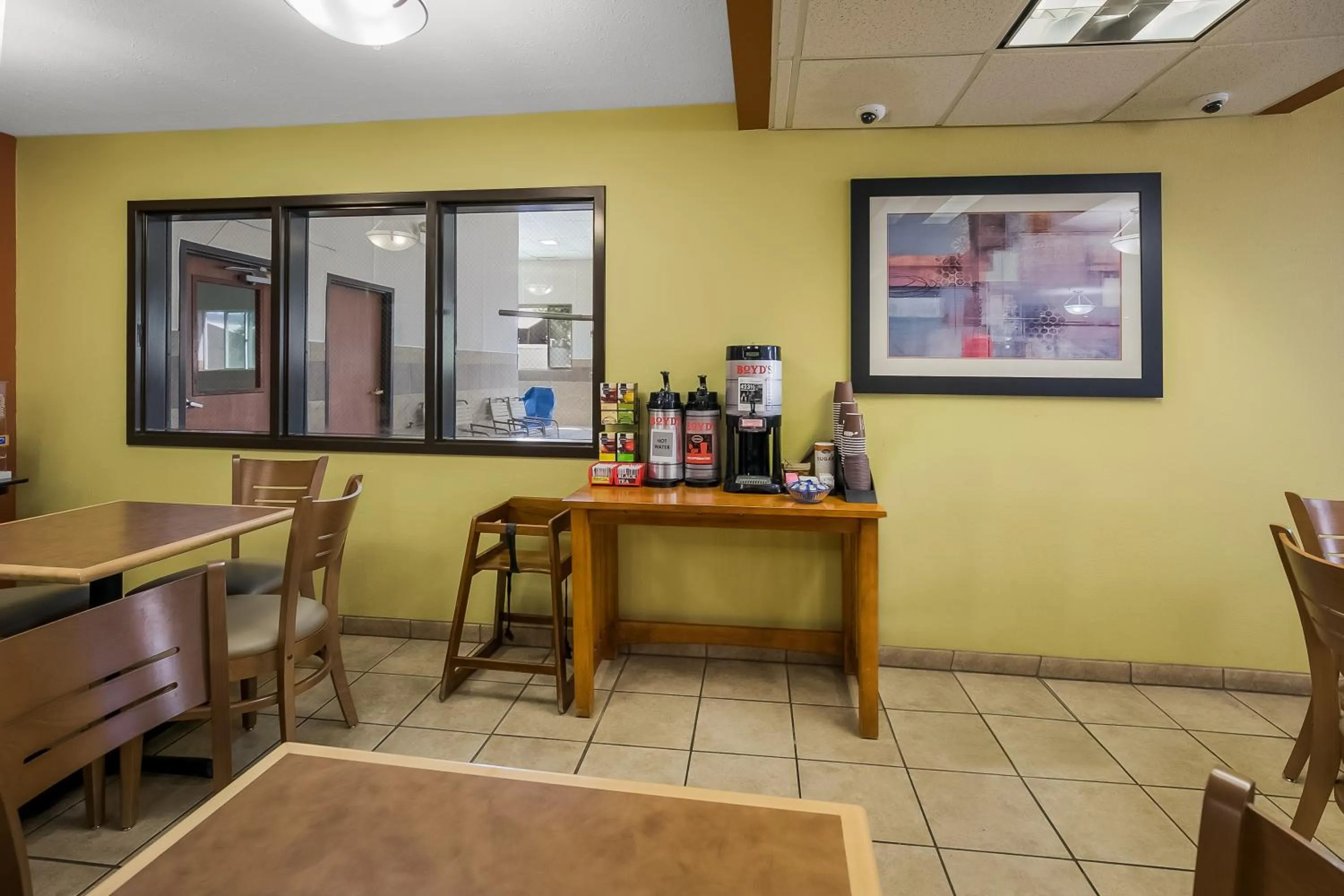 Coffee/tea facilities in Americas Best Value Sandman Inn