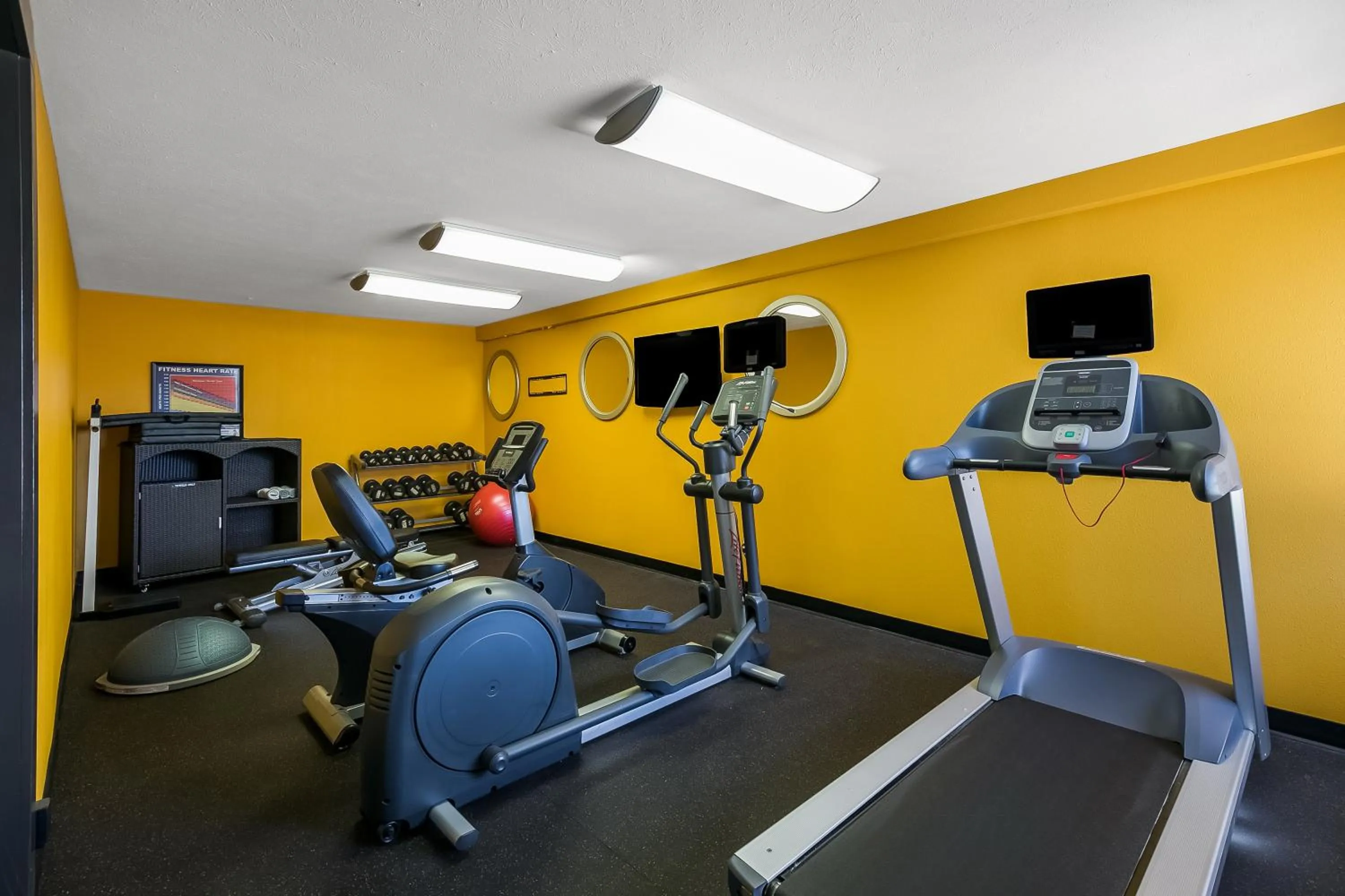 Fitness centre/facilities in Americas Best Value Sandman Inn