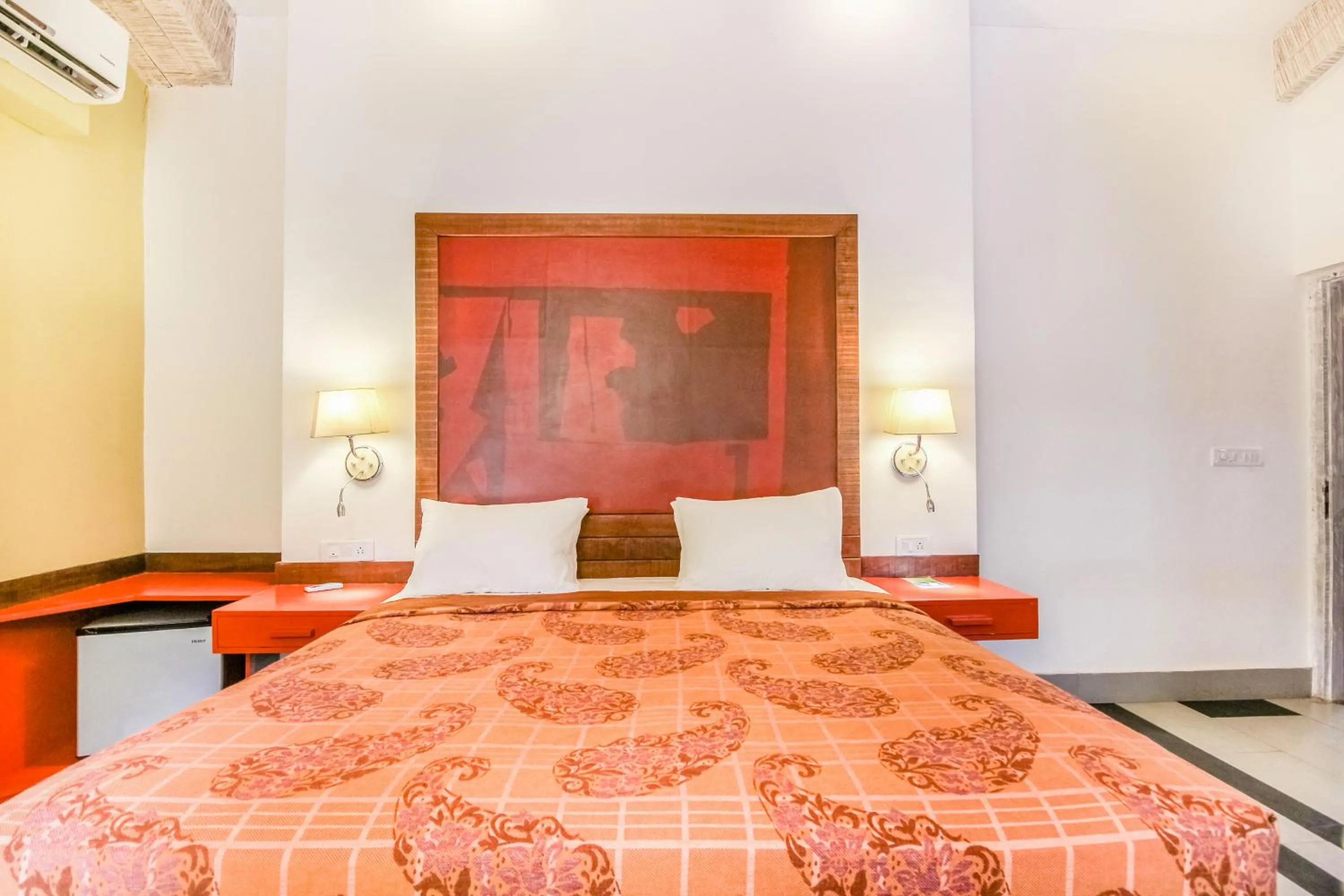 Photo of the whole room, Bed in Casa Vagator