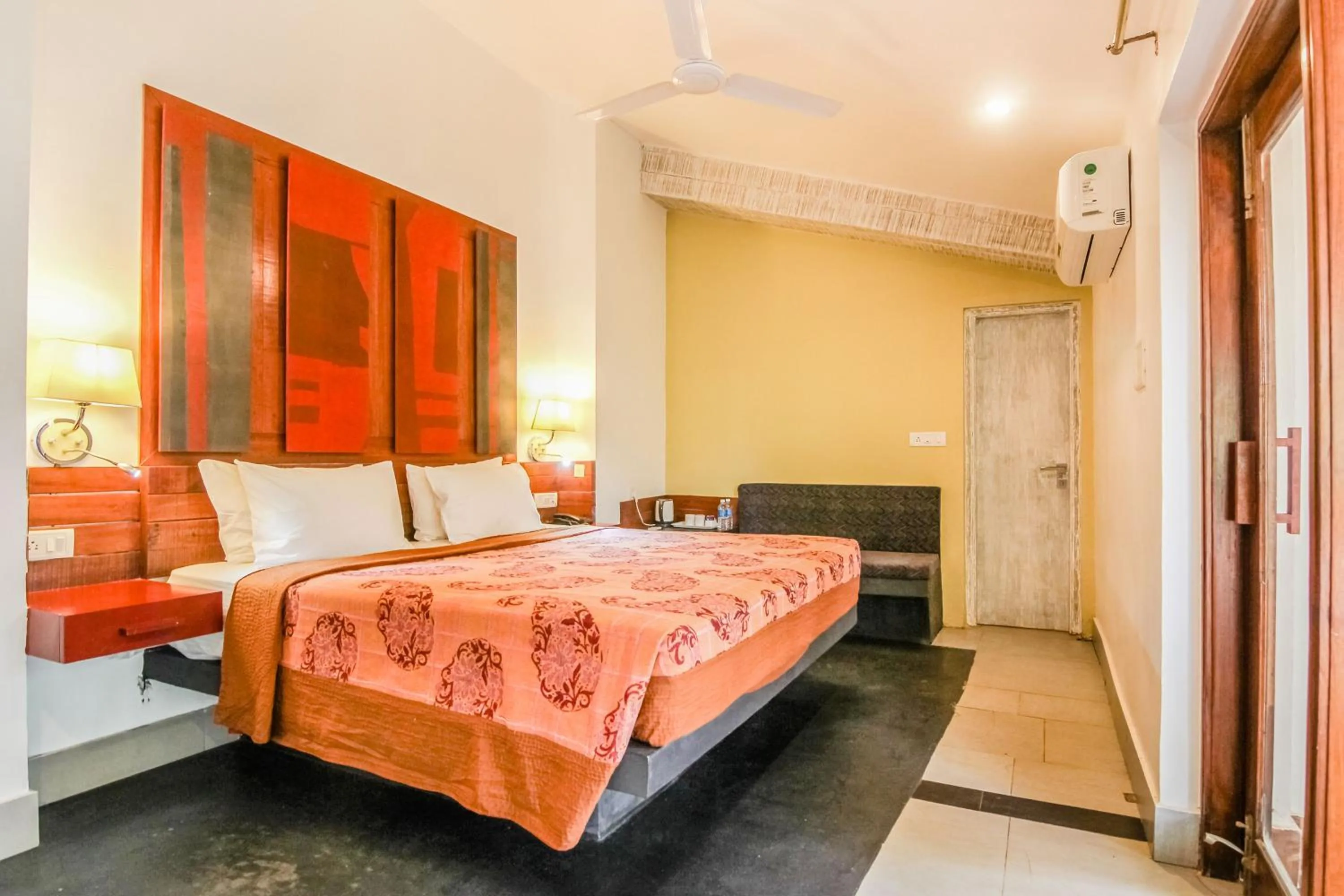 Photo of the whole room, Bed in Casa Vagator