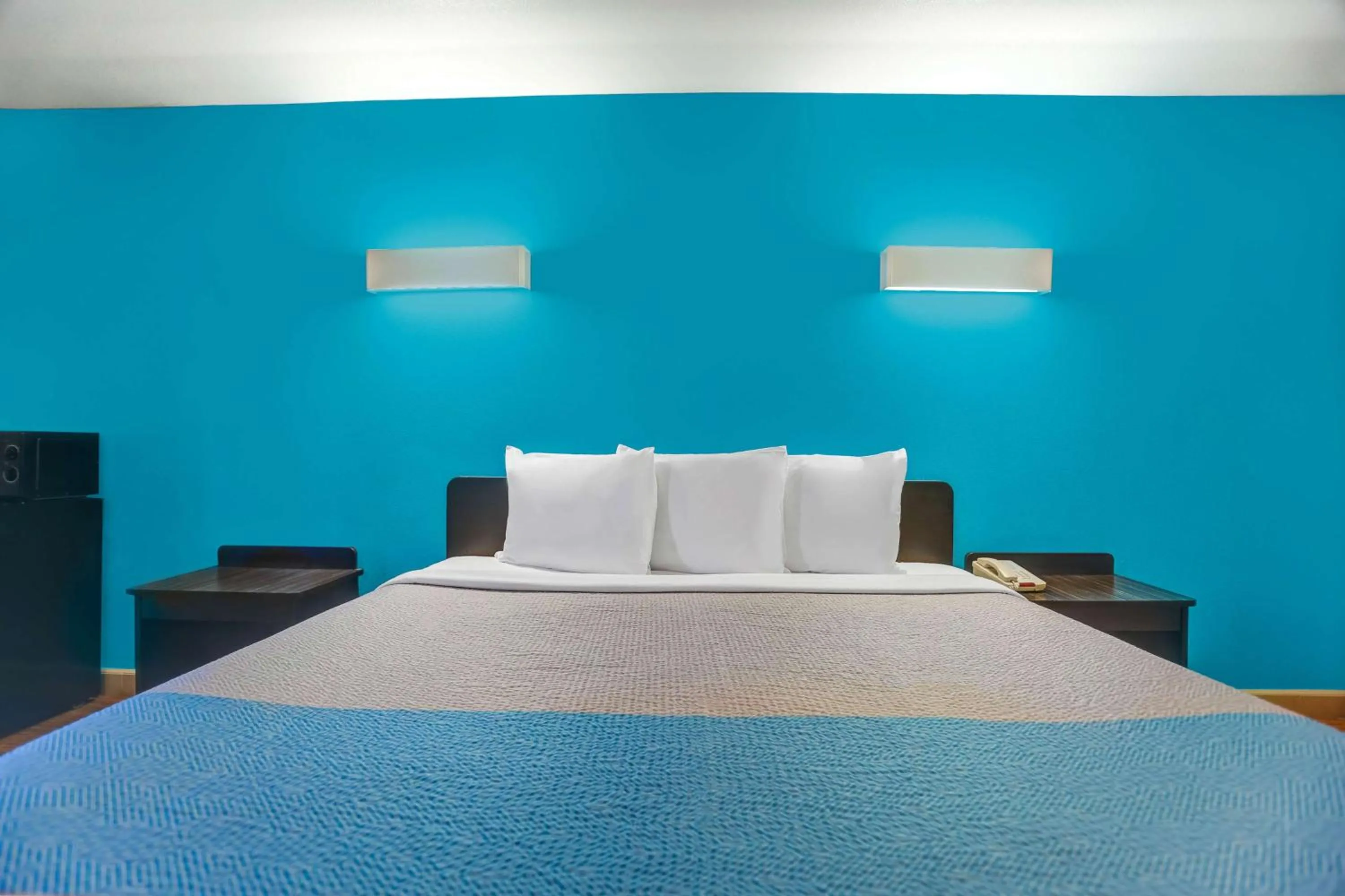 Bedroom, Bed in Motel 6-Anderson, CA - Redding Airport