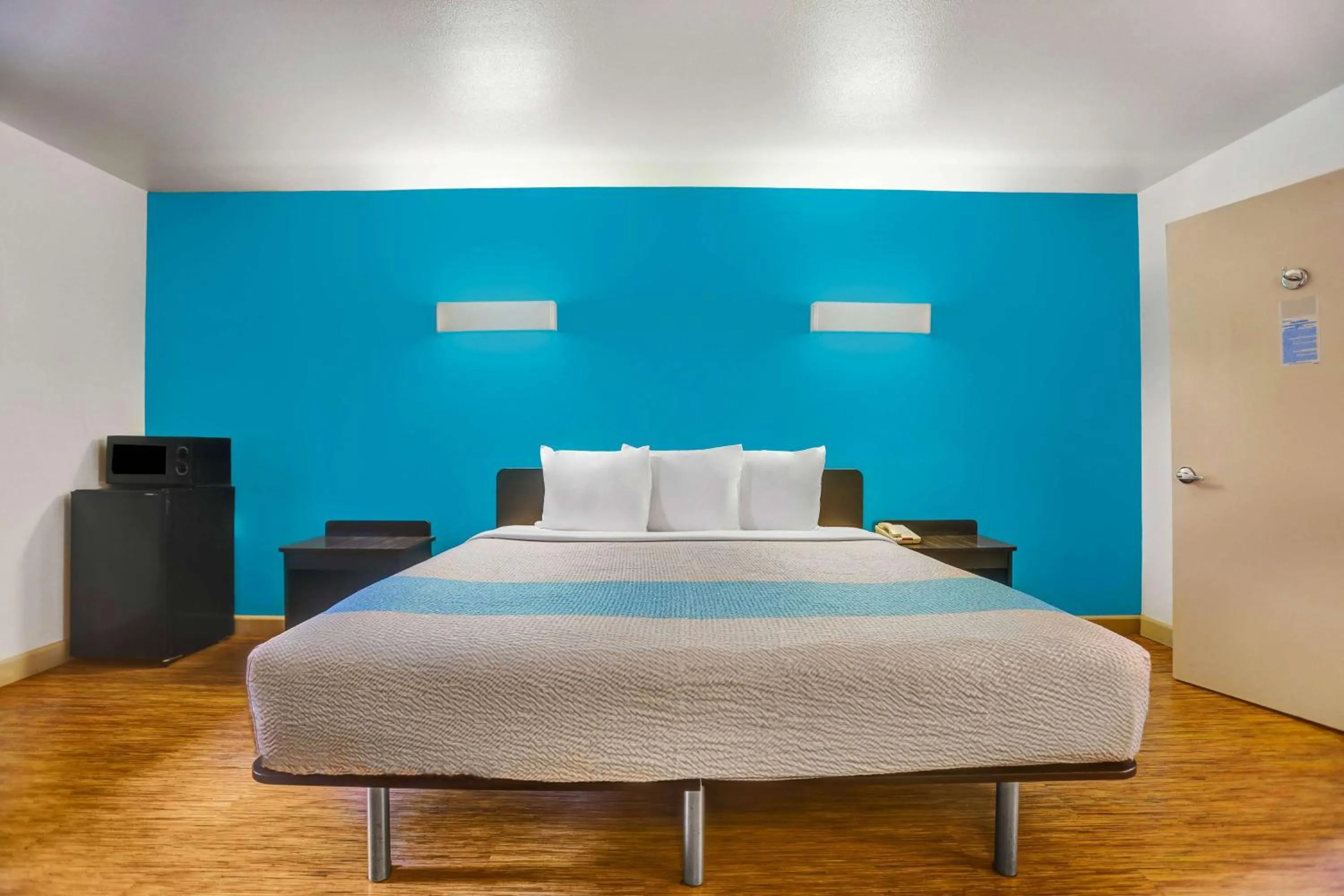 Bedroom, Bed in Motel 6-Anderson, CA - Redding Airport