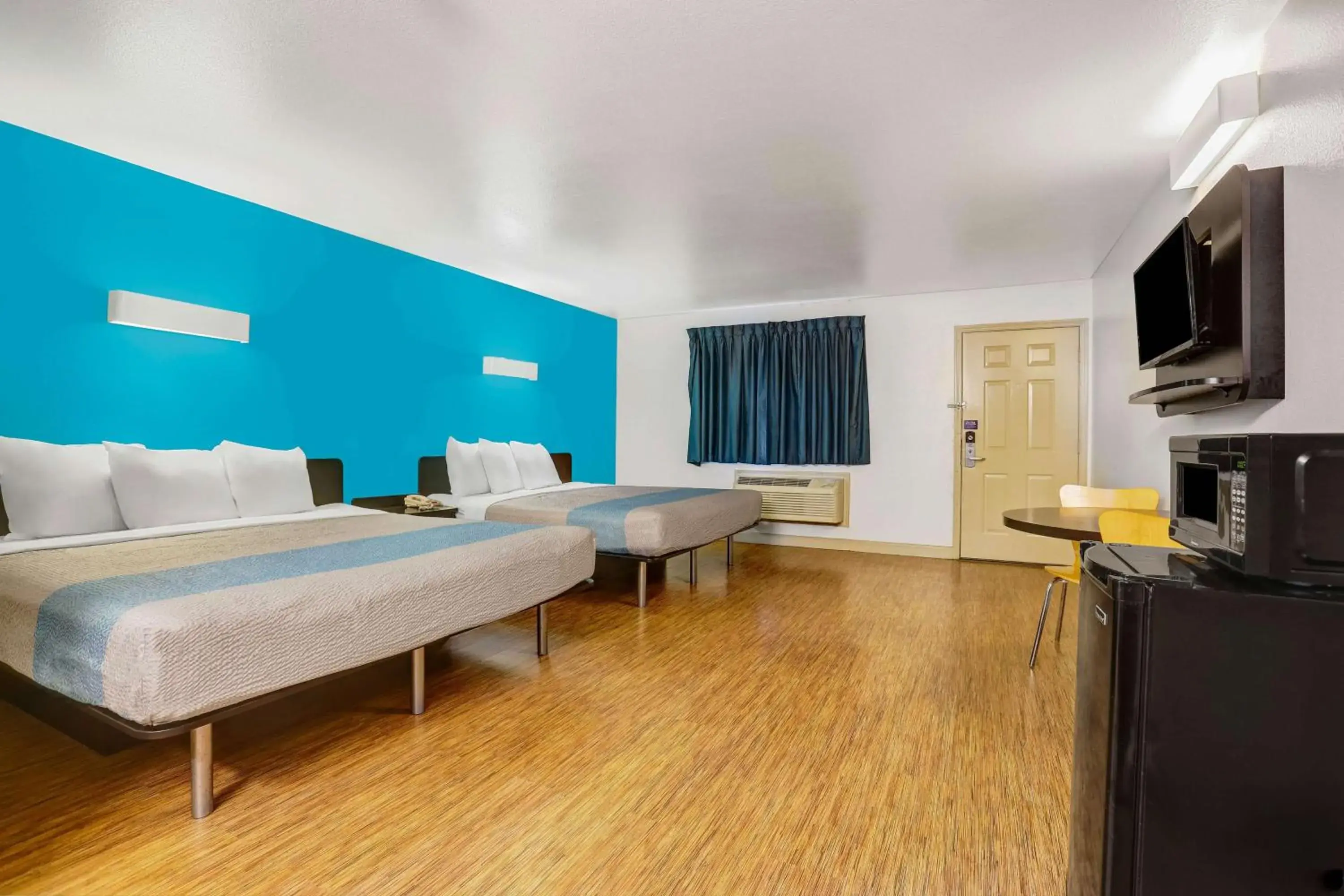 Deluxe Quadruple Room - single occupancy - Non-Smoking in Motel 6-Anderson, CA - Redding Airport Deluxe Quadruple Room - single occupancy - Non-Smoking in Motel 6-Anderson, CA - Redding Airport