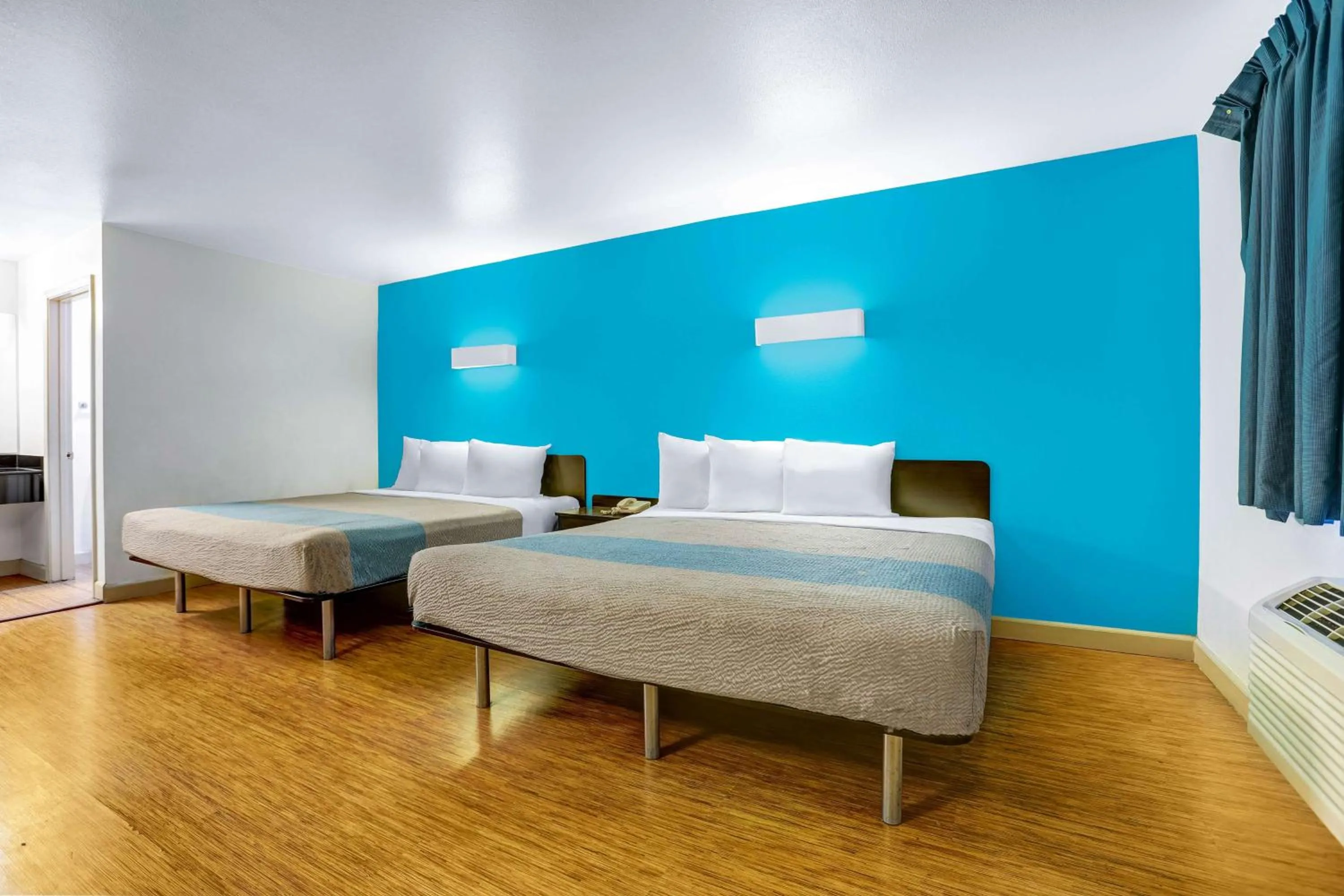 Bedroom, Bed in Motel 6-Anderson, CA - Redding Airport