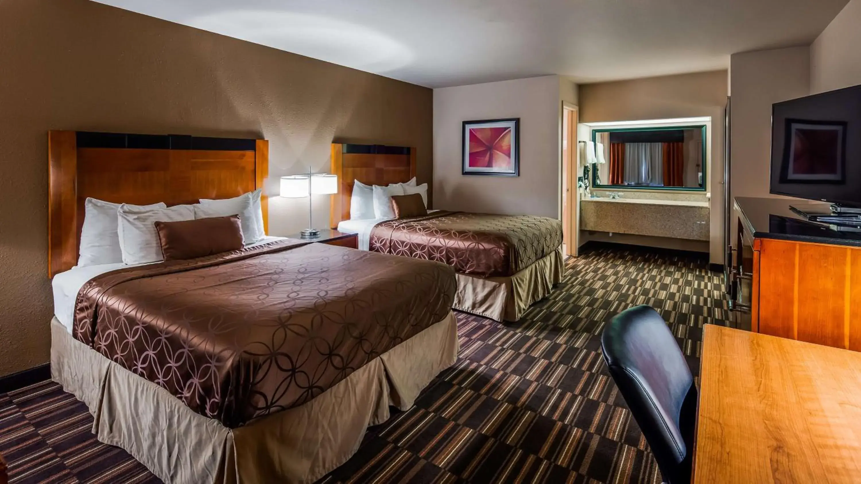 Quadruple Room with Two Double Beds - Smoking in Best Western Executive Inn Quadruple Room with Two Double Beds - Smoking in Best Western Executive Inn