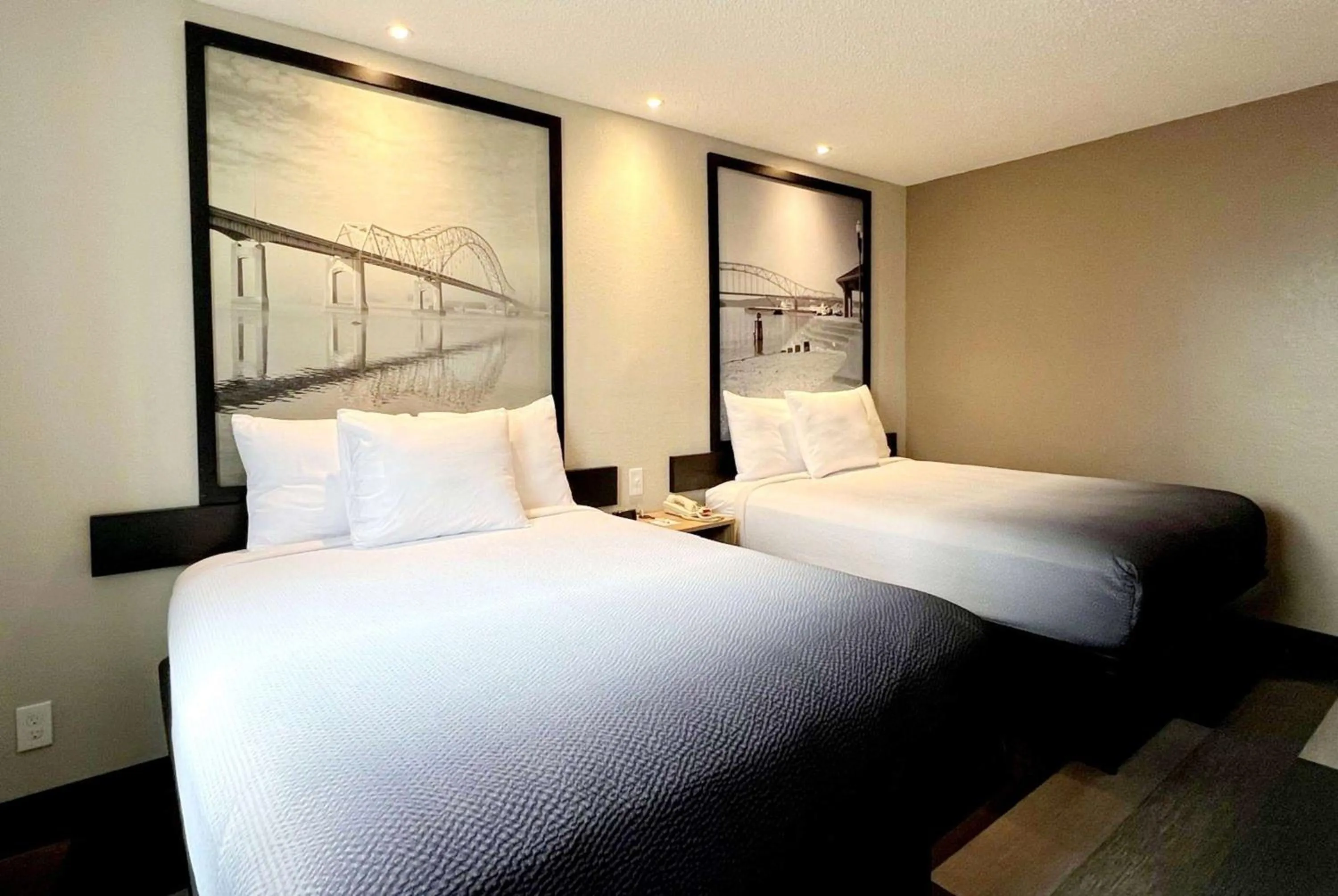 Photo of the whole room, Bed in Super 8 by Wyndham Cedar Rapids