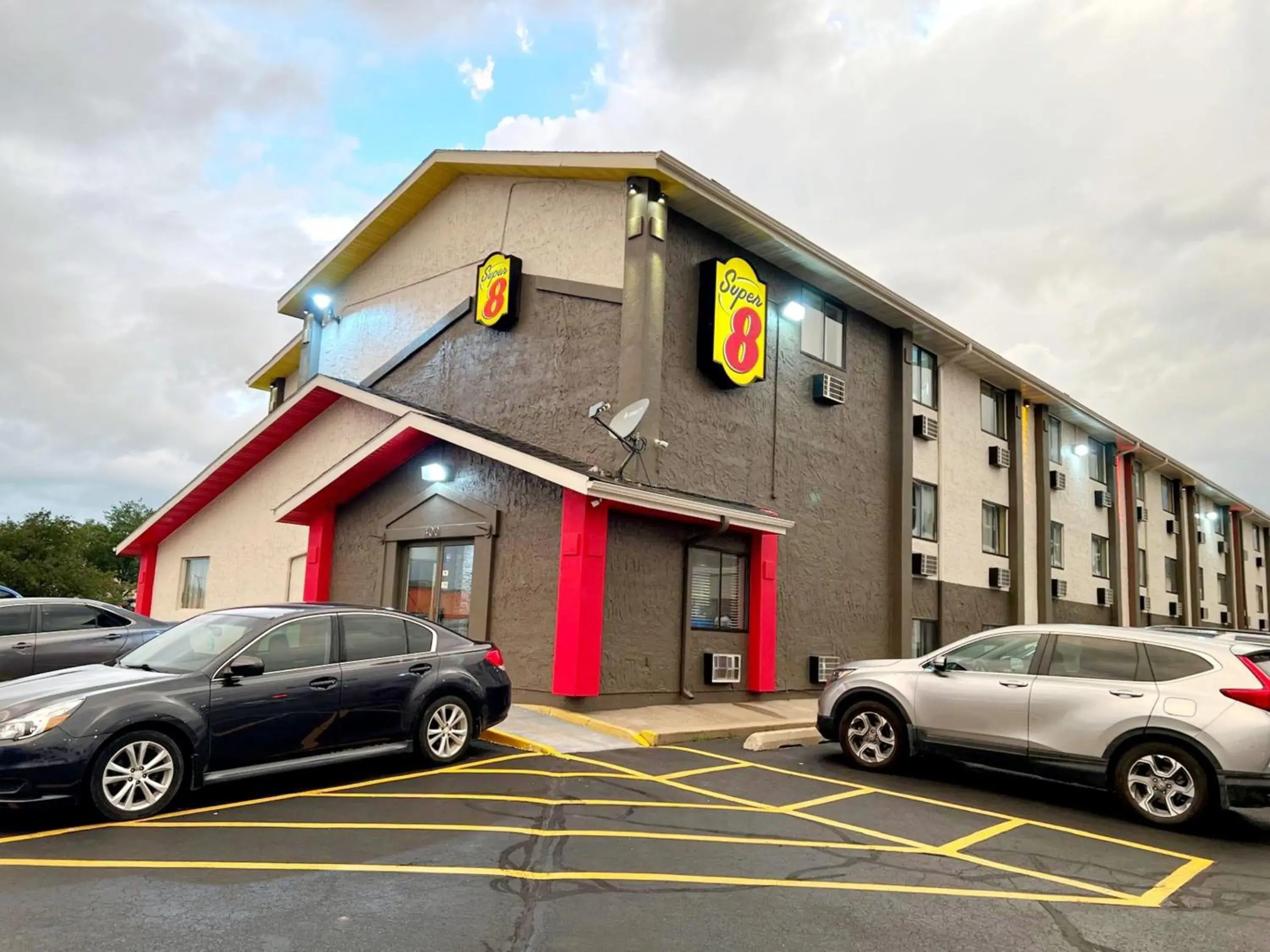 Property building in Super 8 by Wyndham Cedar Rapids Property building in Super 8 by Wyndham Cedar Rapids