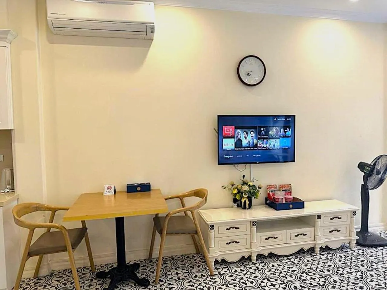 TV and multimedia in Libra Hotel Residence by Luxe Paradise