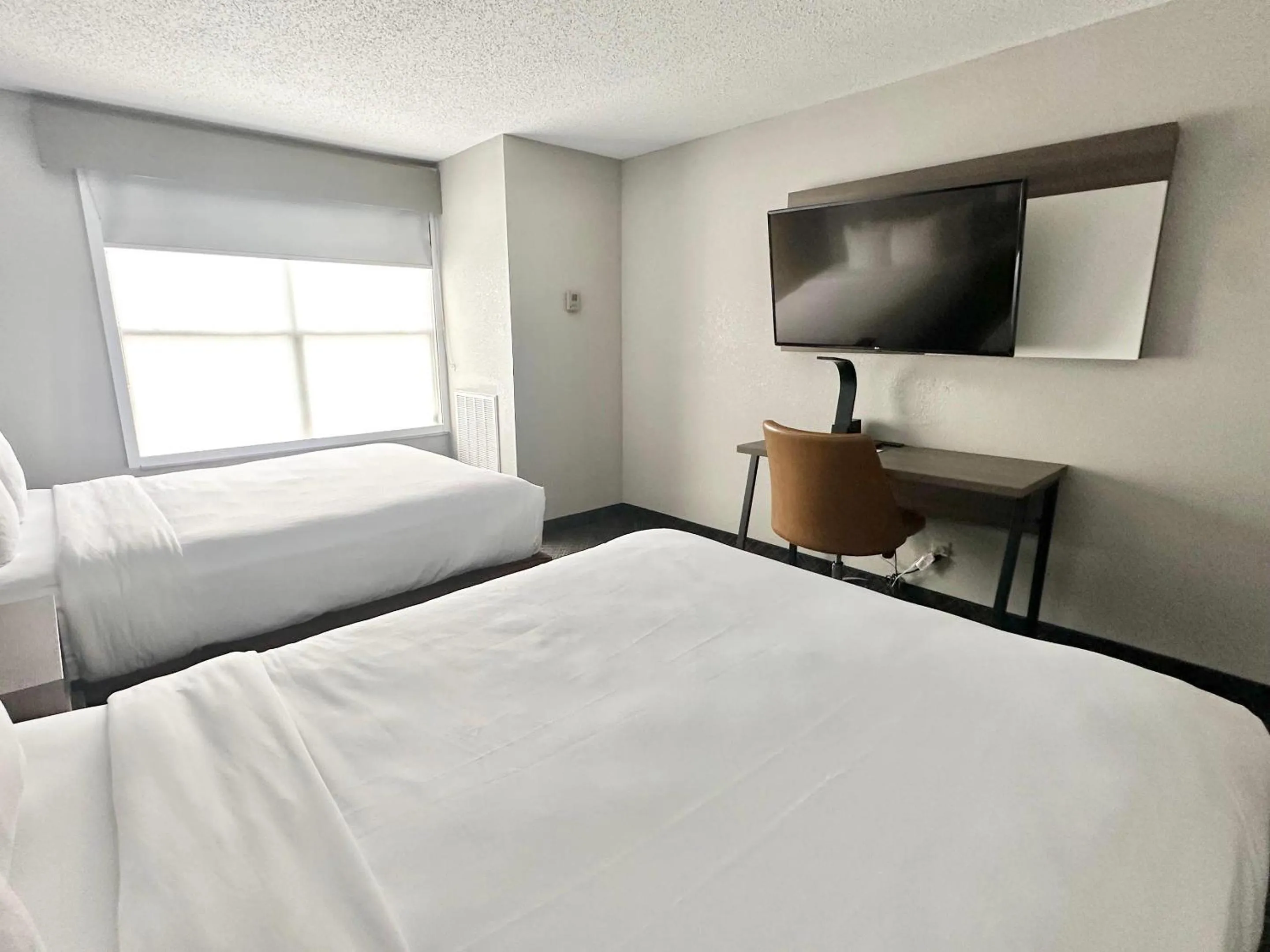 Bedroom, Bed in Comfort Inn & Suites Cartersville - Emerson Lake Point