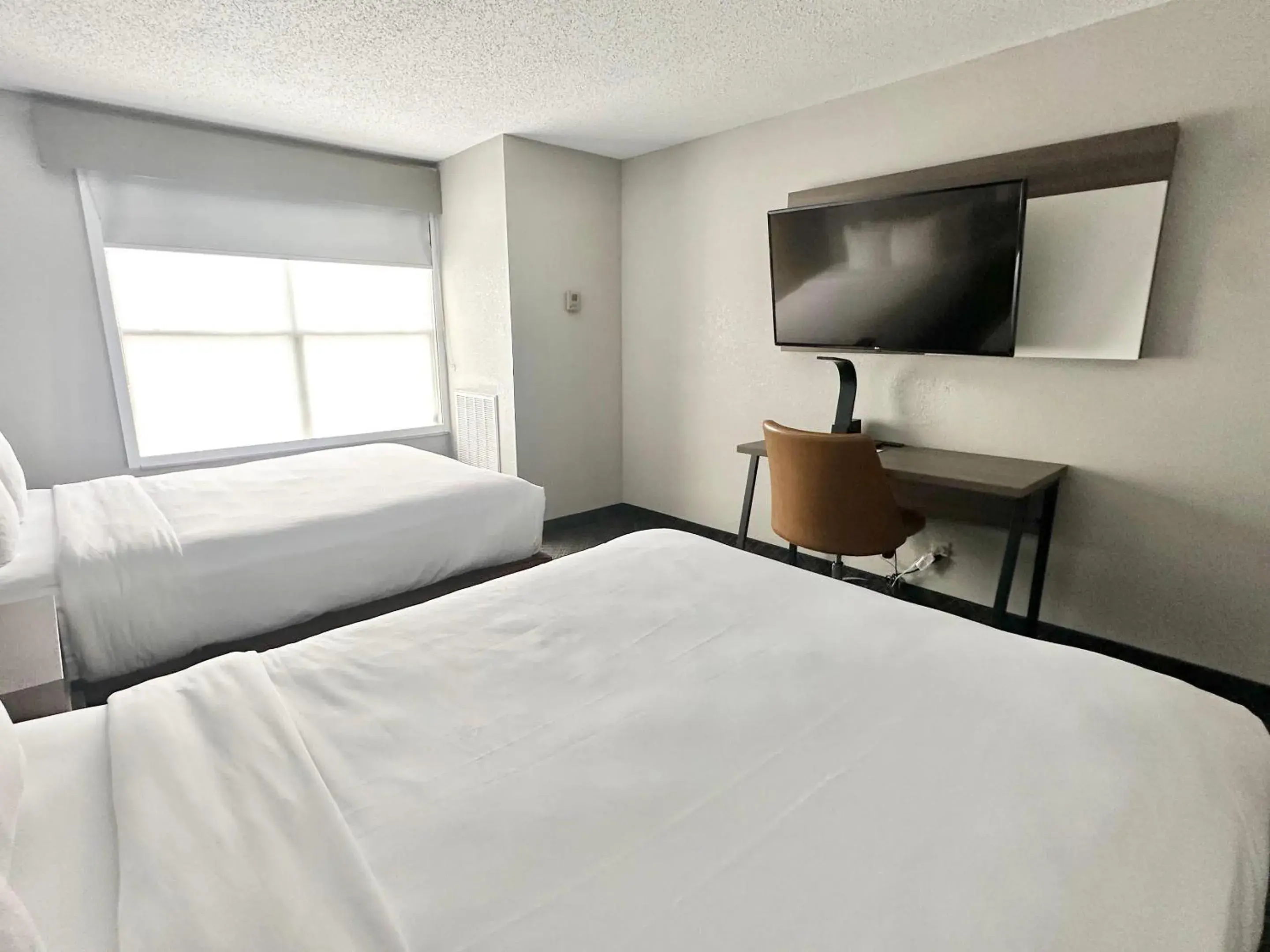 Bedroom, Bed in Comfort Inn & Suites Cartersville - Emerson Lake Point Bedroom, Bed in Comfort Inn & Suites Cartersville - Emerson Lake Point