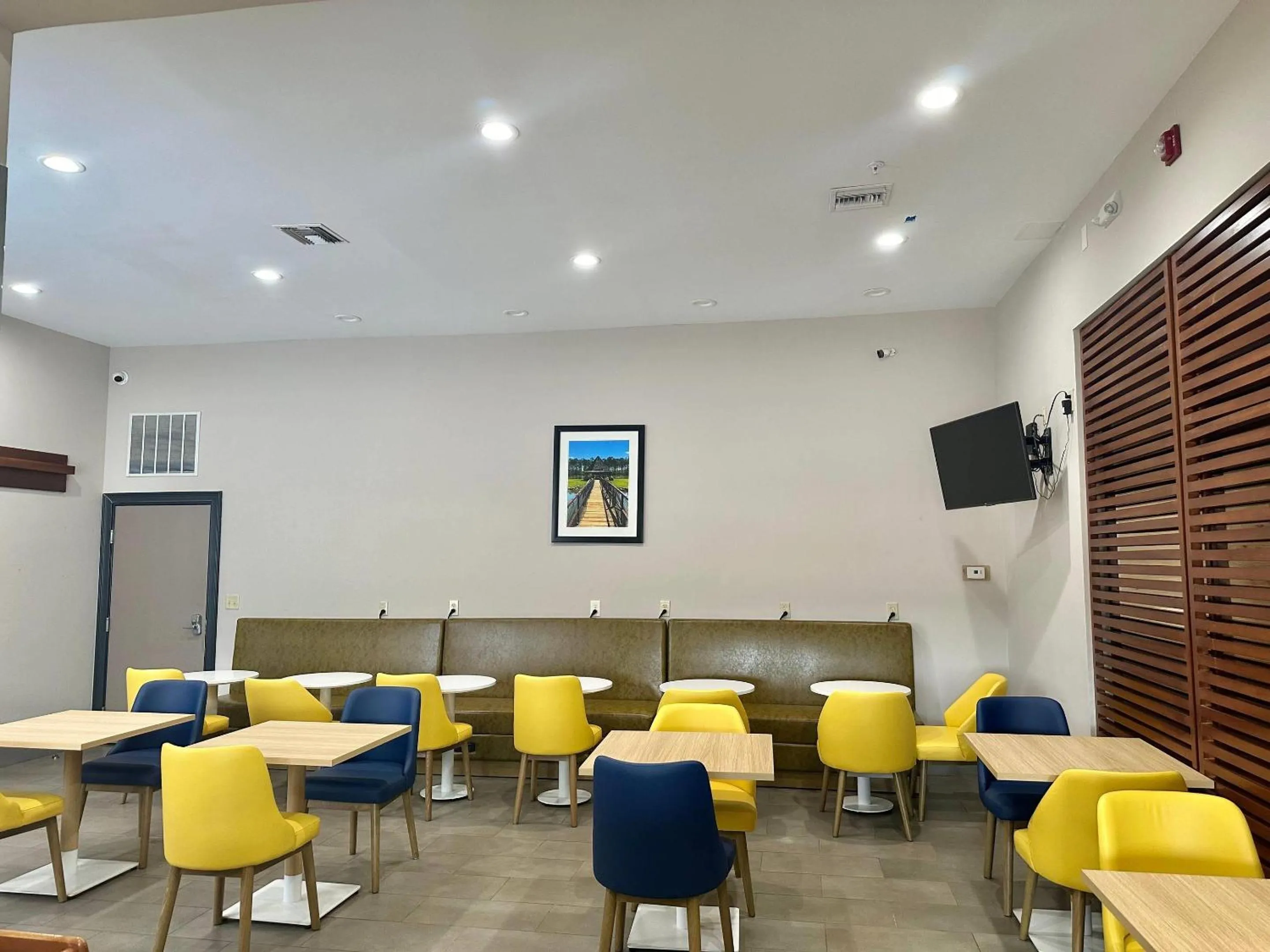 Breakfast in Comfort Inn & Suites Cartersville - Emerson Lake Point