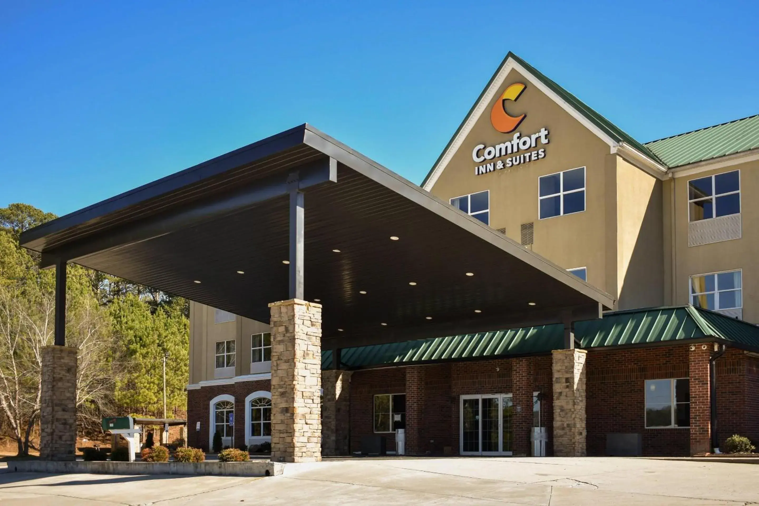 Property building in Comfort Inn & Suites Cartersville - Emerson Lake Point Property building in Comfort Inn & Suites Cartersville - Emerson Lake Point