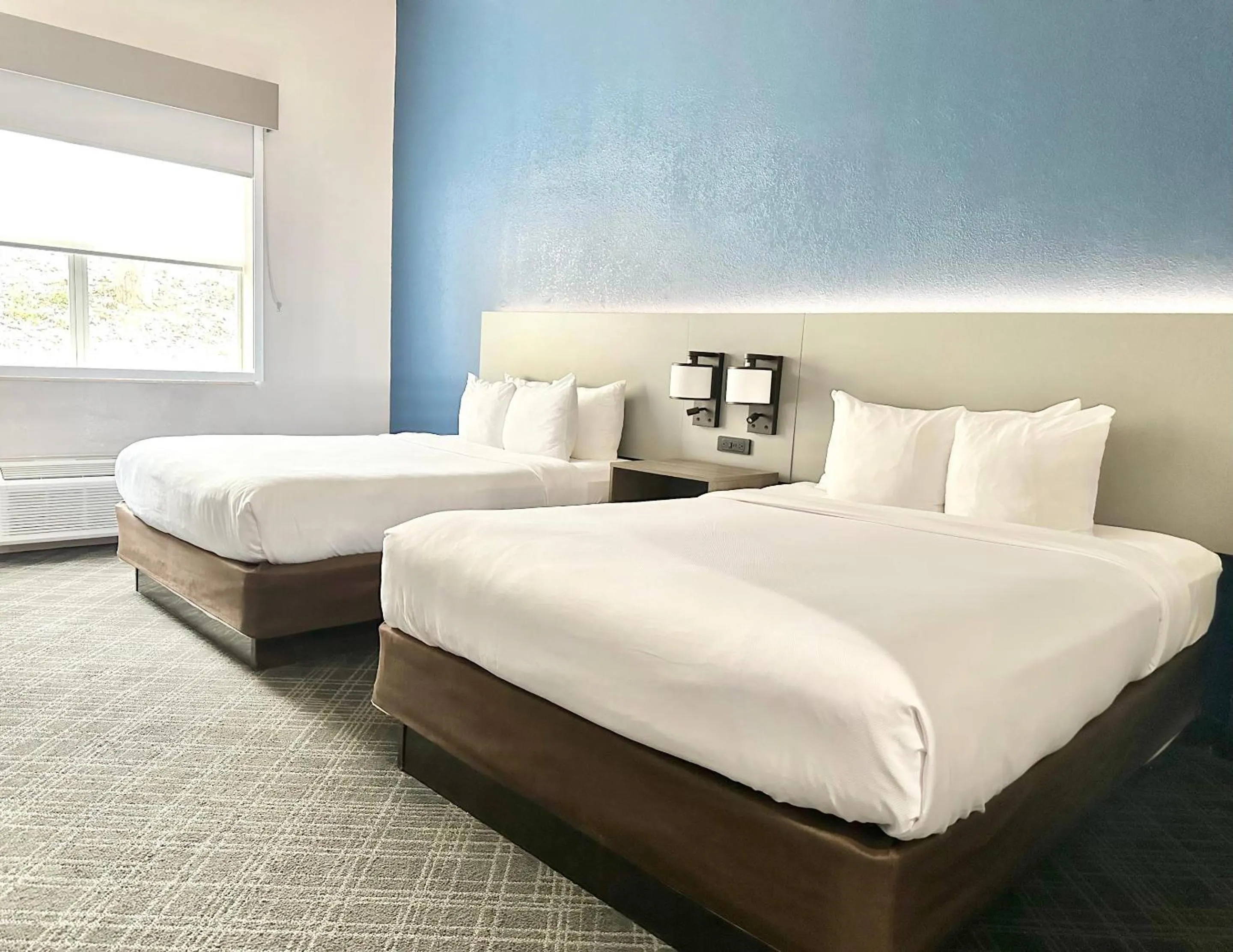 Bedroom, Bed in Comfort Inn & Suites Cartersville - Emerson Lake Point