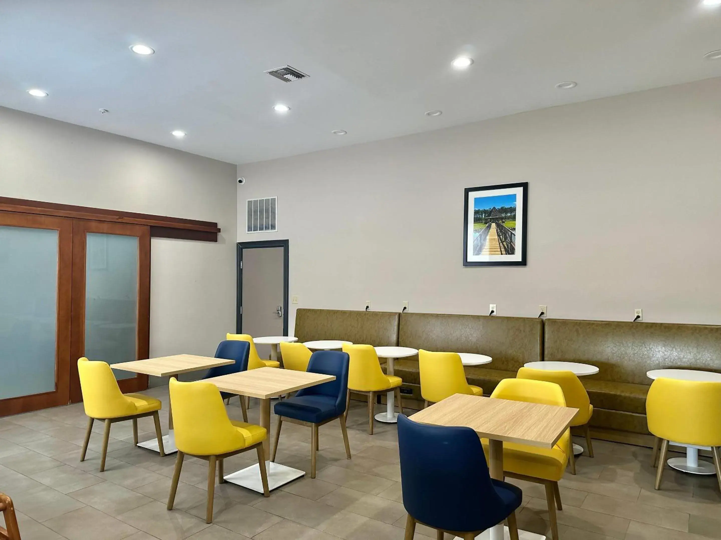 Breakfast in Comfort Inn & Suites Cartersville - Emerson Lake Point Breakfast in Comfort Inn & Suites Cartersville - Emerson Lake Point