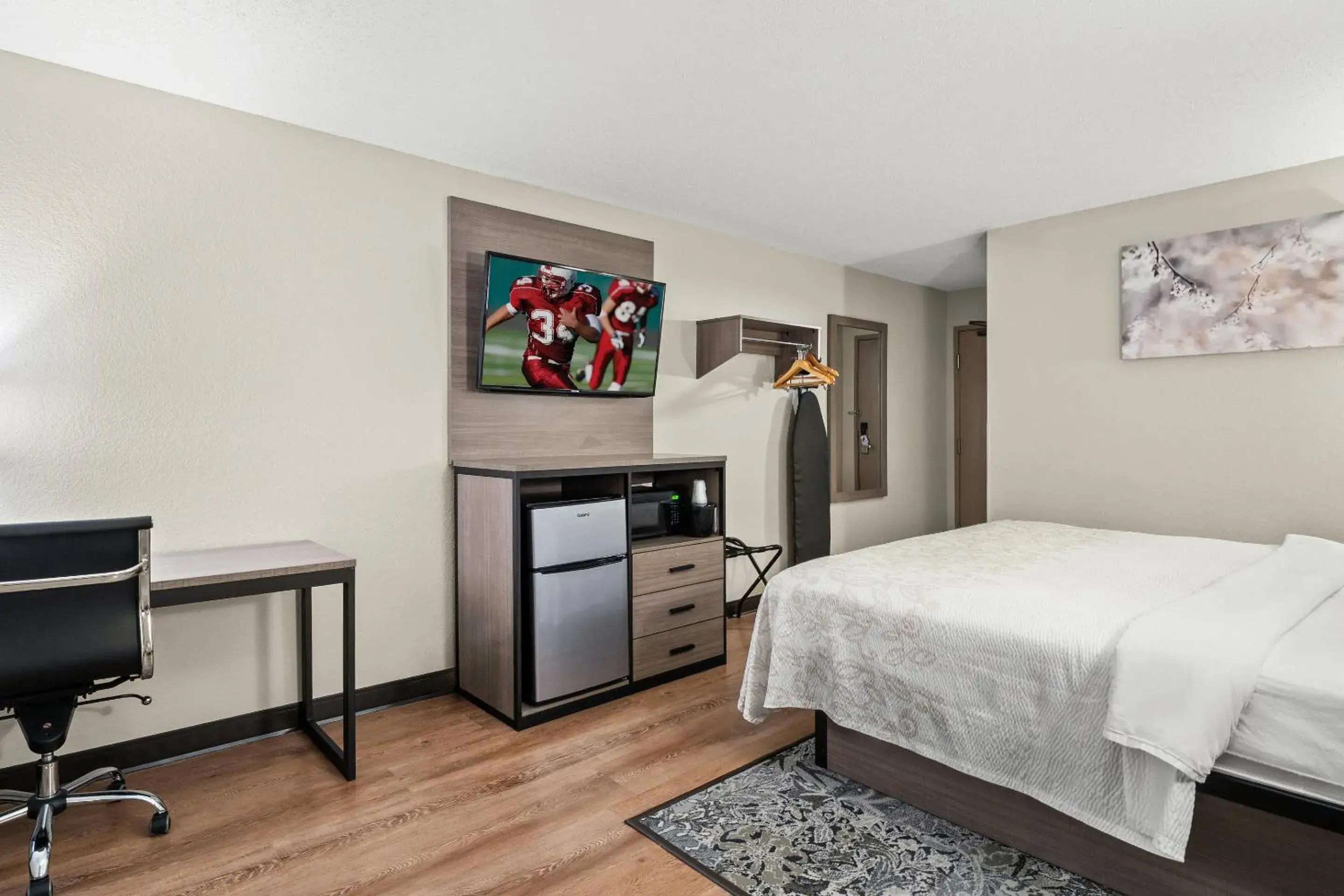 Photo of the whole room, Bed in Red Roof PLUS Belleville Photo of the whole room, Bed in Red Roof PLUS Belleville