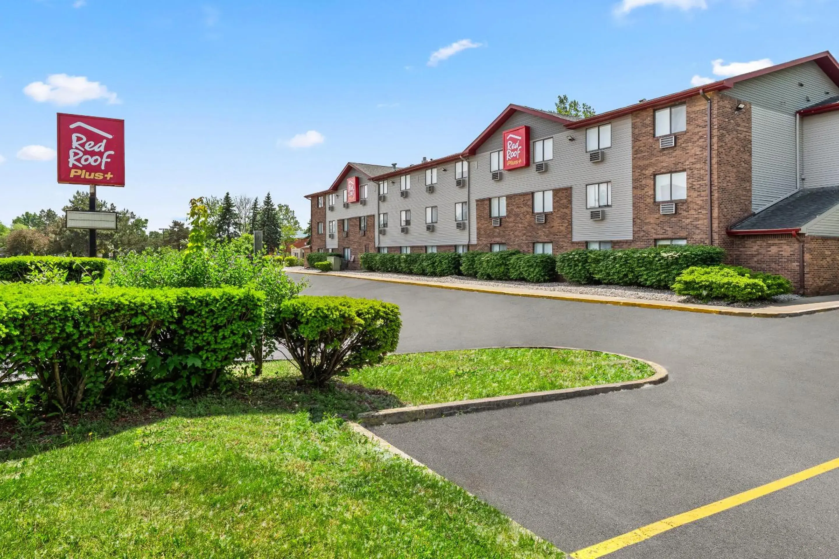 Property building in Red Roof PLUS Belleville Property building in Red Roof PLUS Belleville
