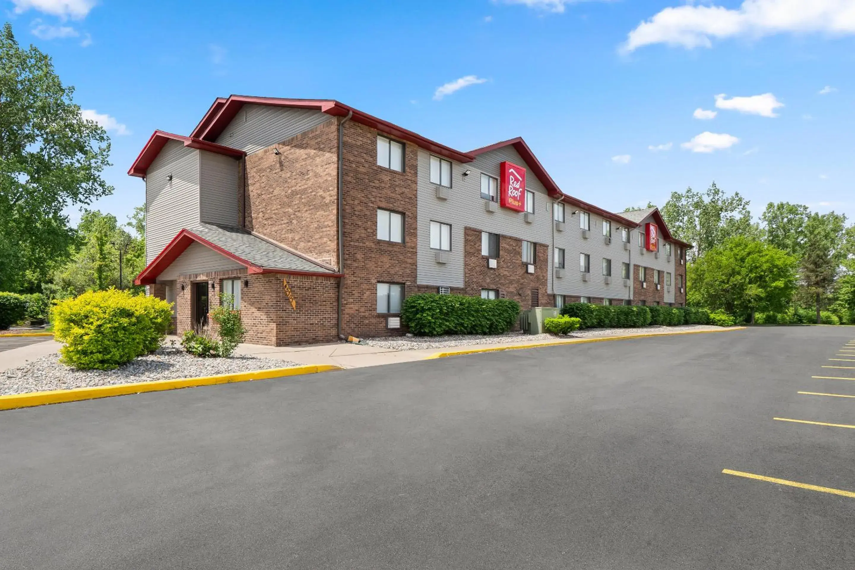 Property building in Red Roof PLUS Belleville Property building in Red Roof PLUS Belleville
