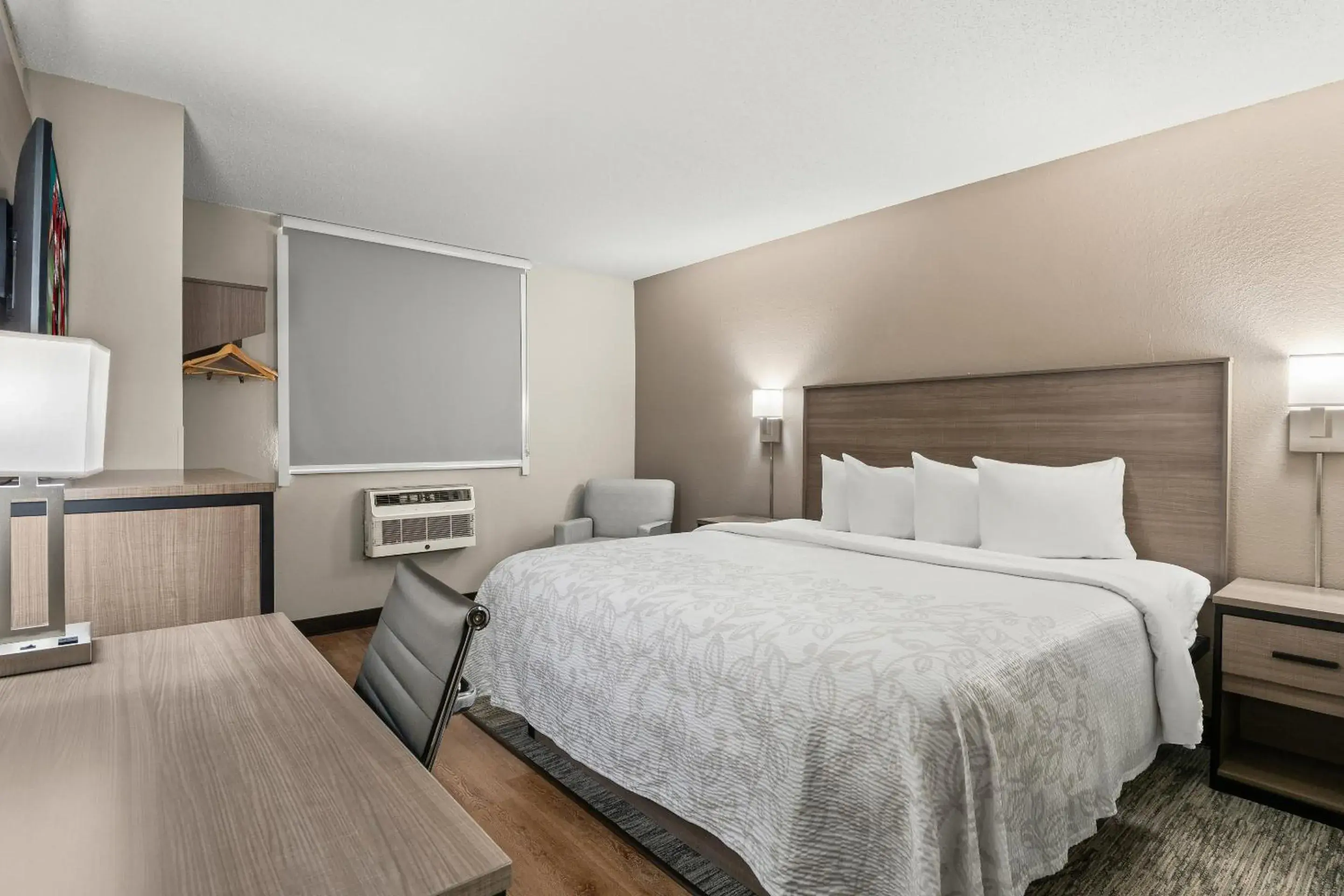 Photo of the whole room, Bed in Red Roof PLUS Belleville Photo of the whole room, Bed in Red Roof PLUS Belleville