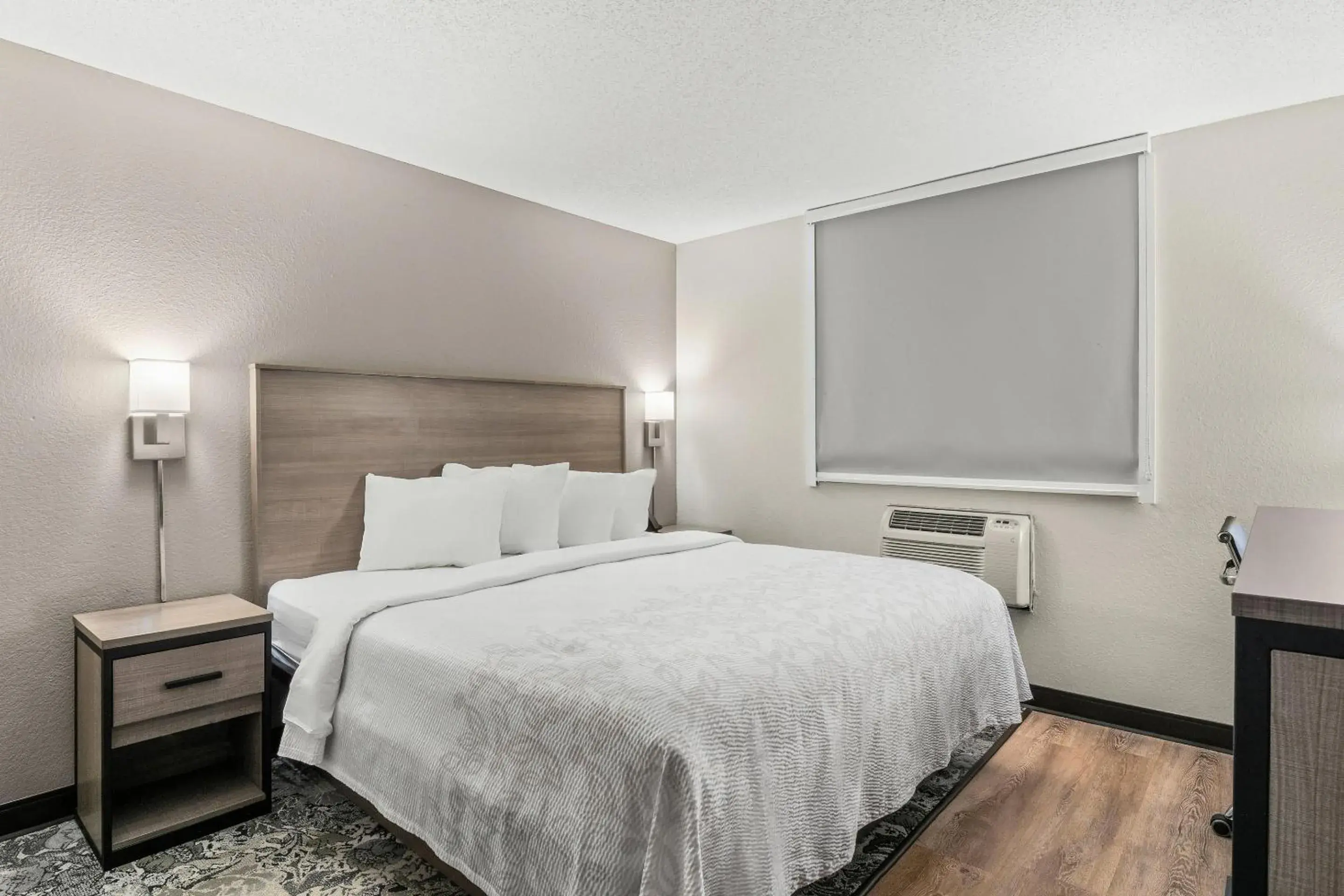 Premium Room, 1 King Bed, Accessible (Upgraded Bedding & Snack, Smoke Free) in Red Roof PLUS Belleville Premium Room, 1 King Bed, Accessible (Upgraded Bedding & Snack, Smoke Free) in Red Roof PLUS Belleville