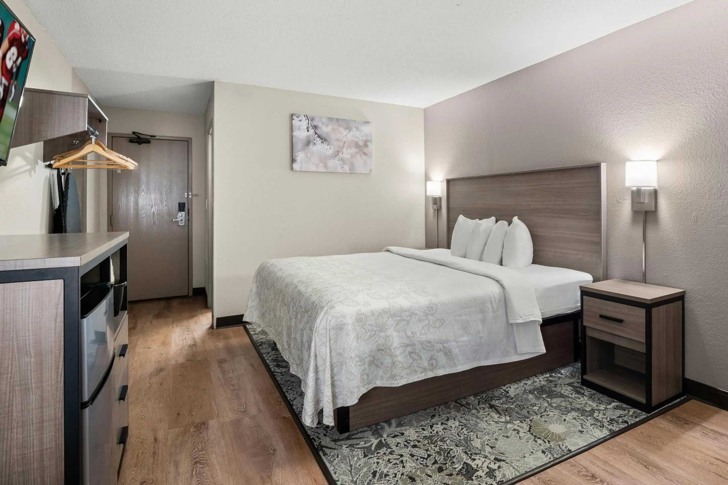 Photo of the whole room, Bed in Red Roof PLUS Belleville