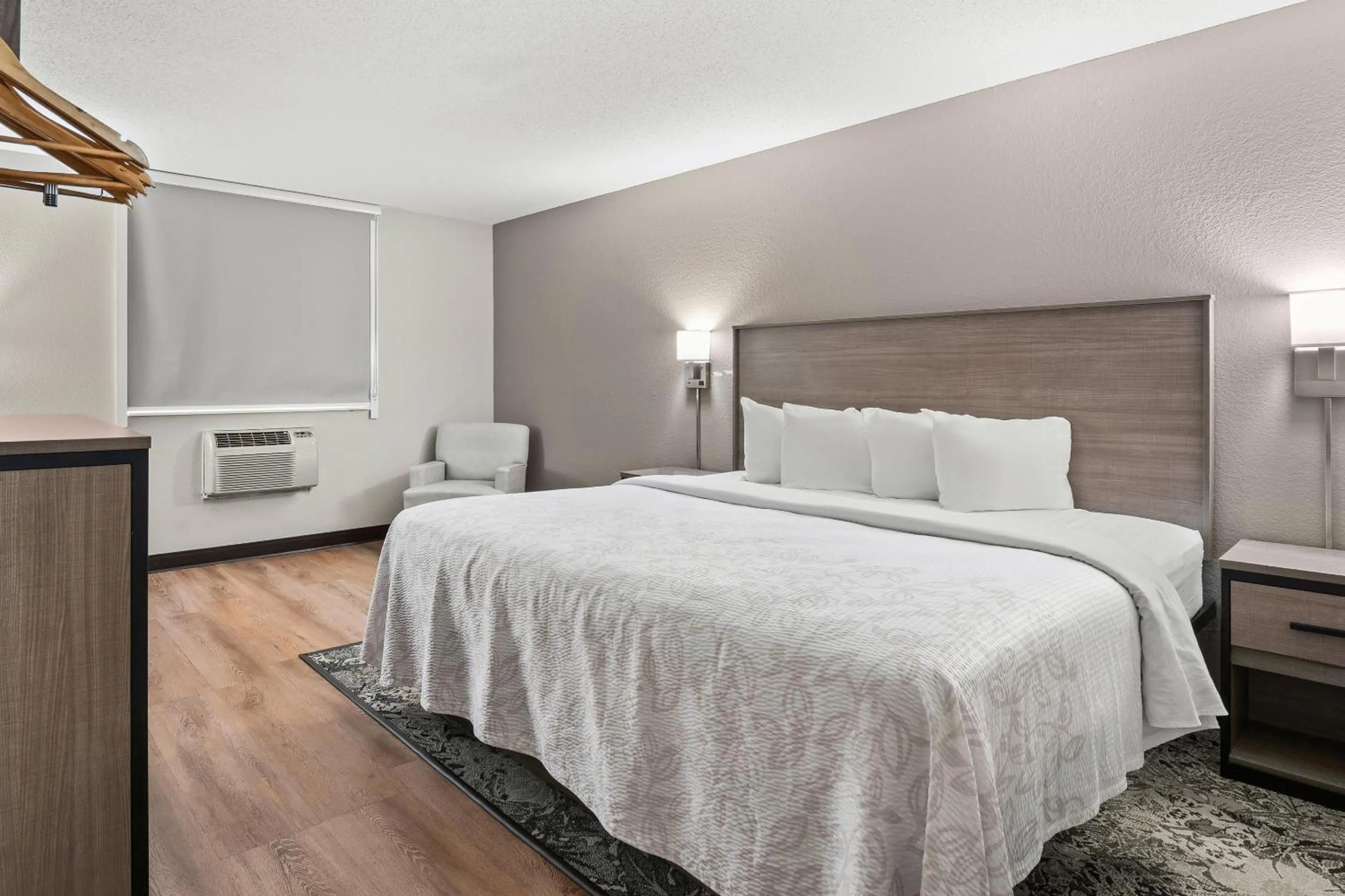 Bedroom, Bed in Red Roof PLUS Belleville