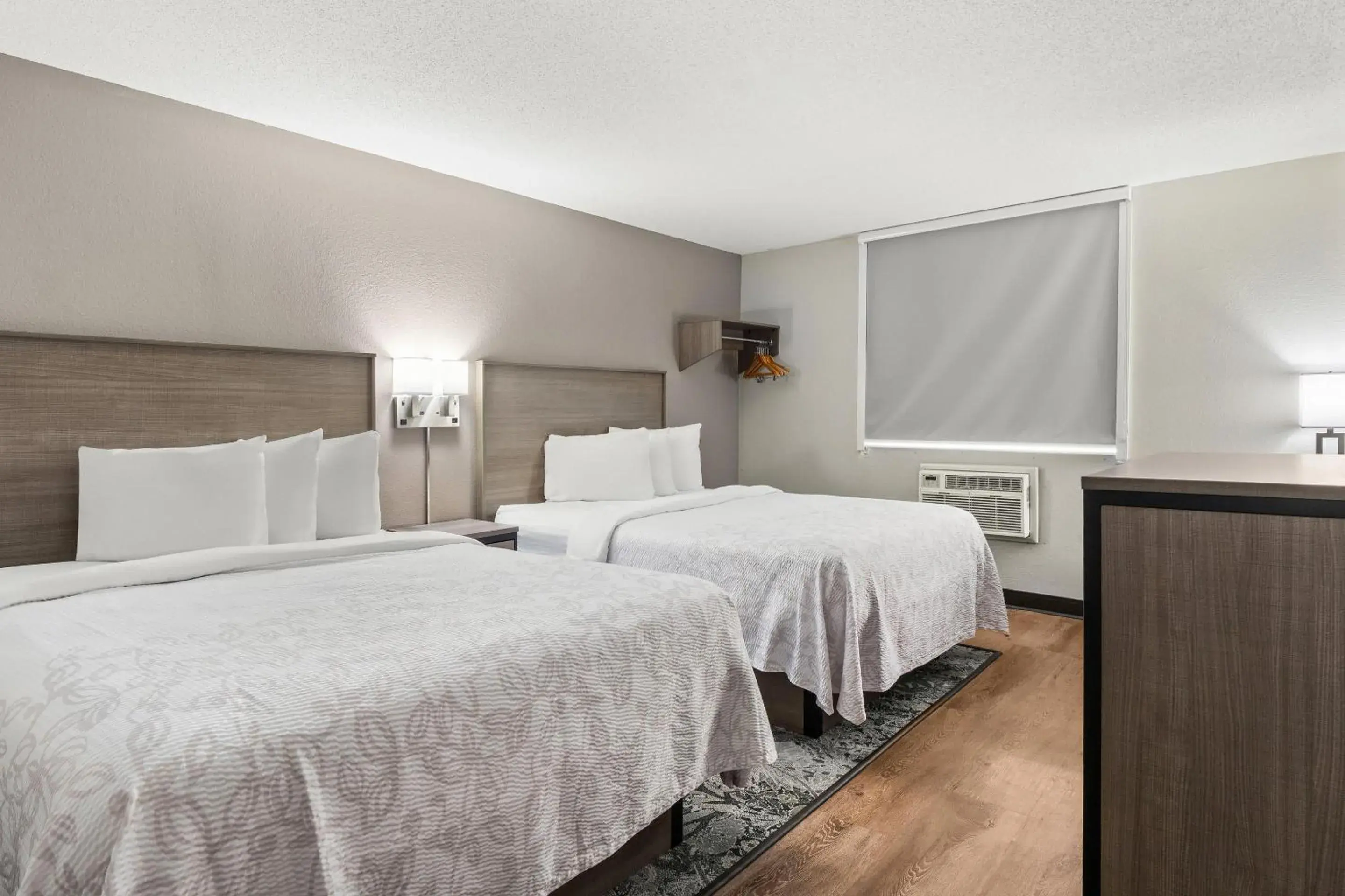 Property building, Bed in Red Roof PLUS Belleville Property building, Bed in Red Roof PLUS Belleville