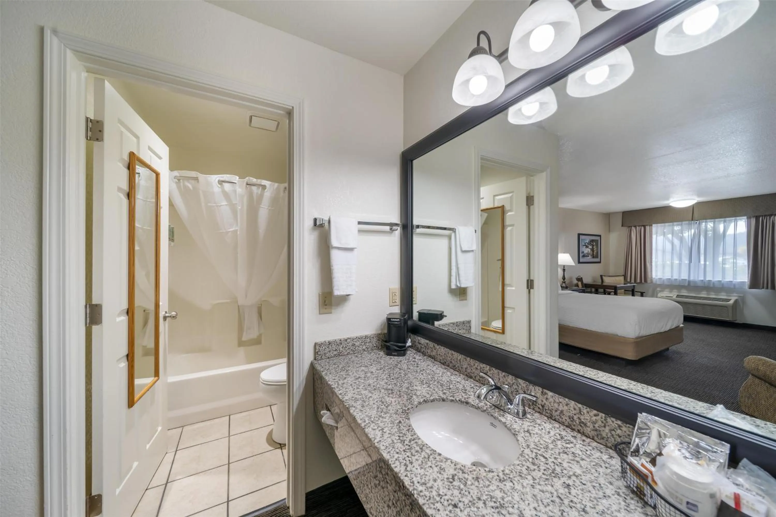 Bathroom, Bed in Best Western Arcata Inn