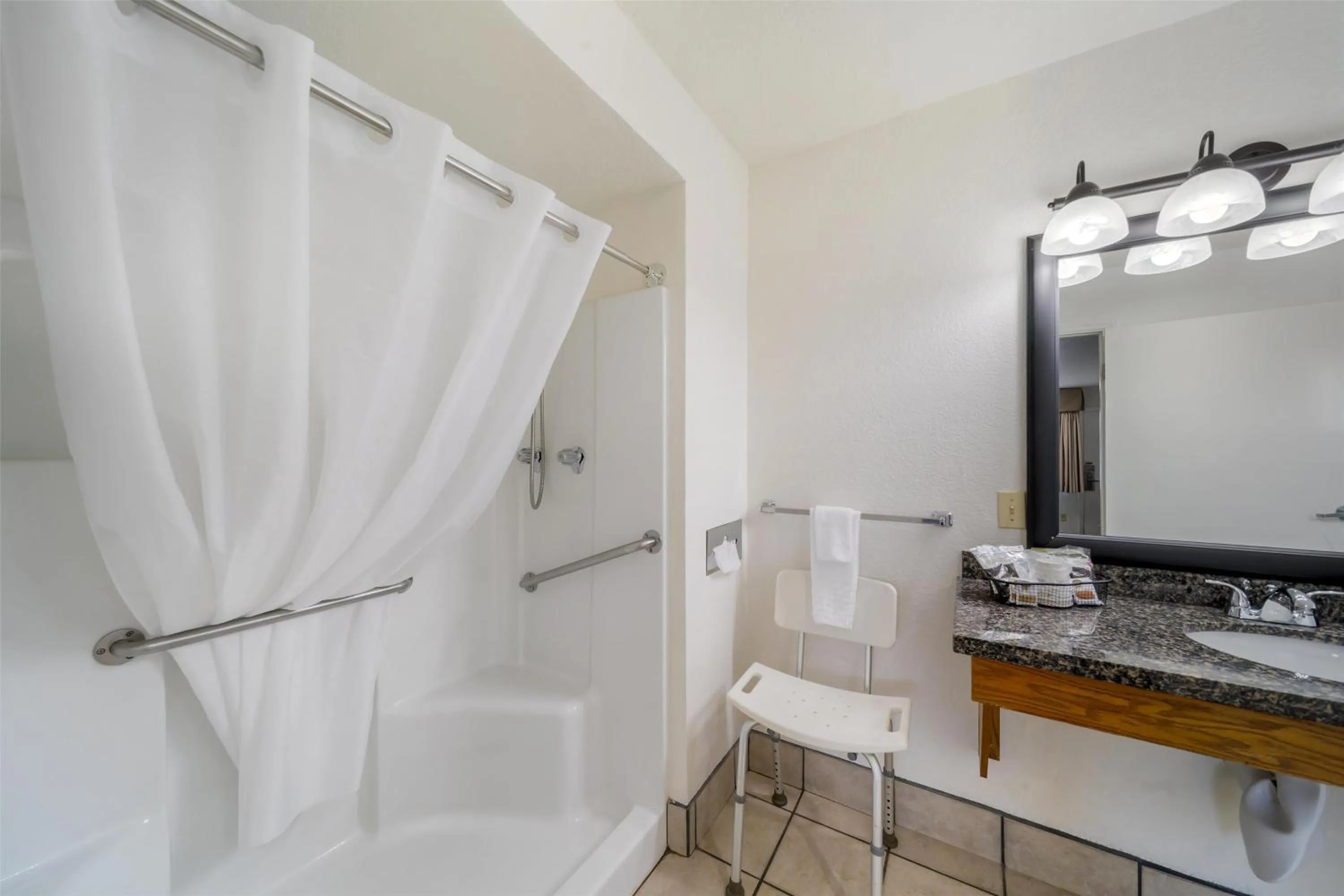 Bathroom in Best Western Arcata Inn