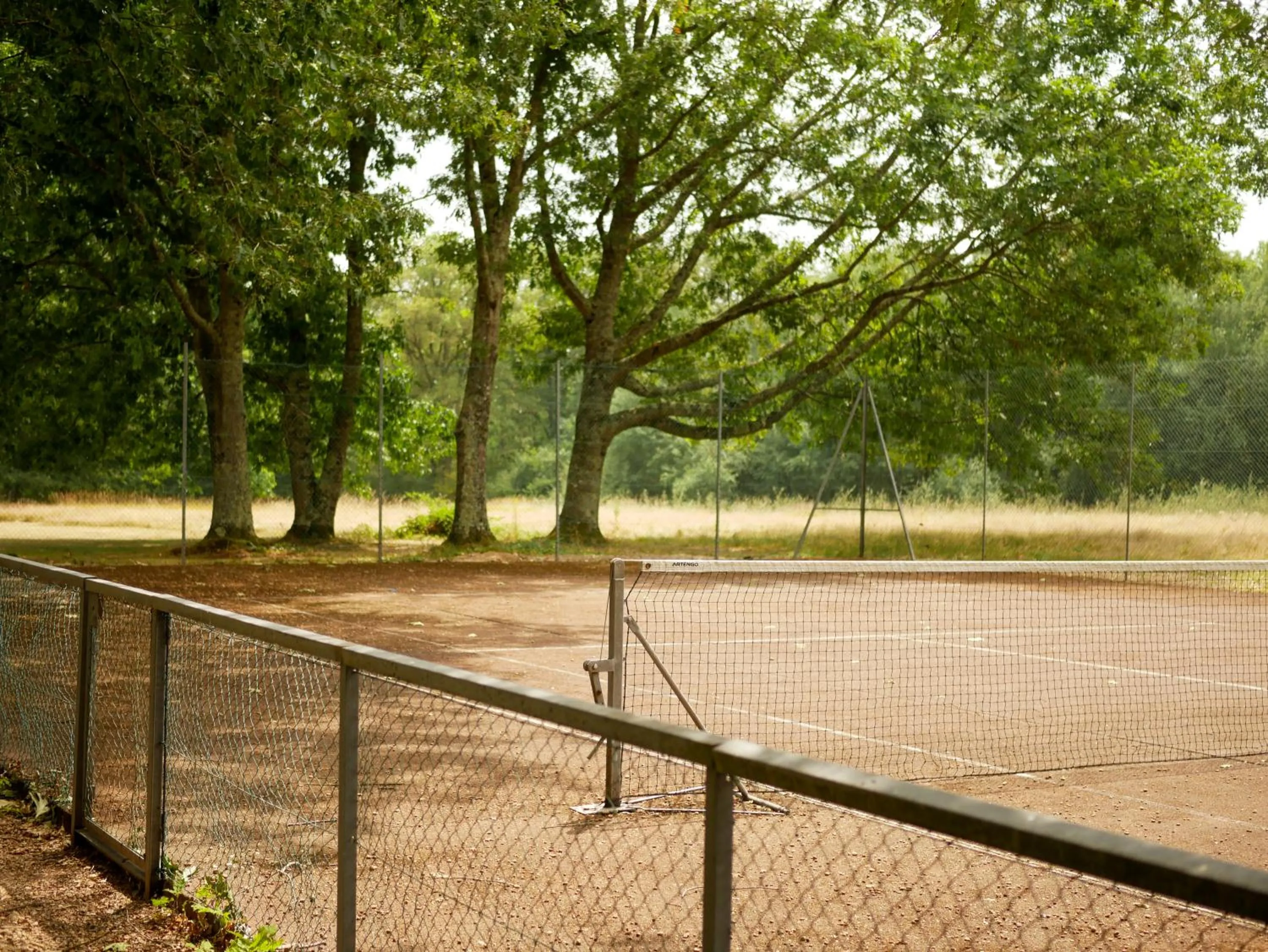 Tennis court in Best Western Le Bois de la Marche
