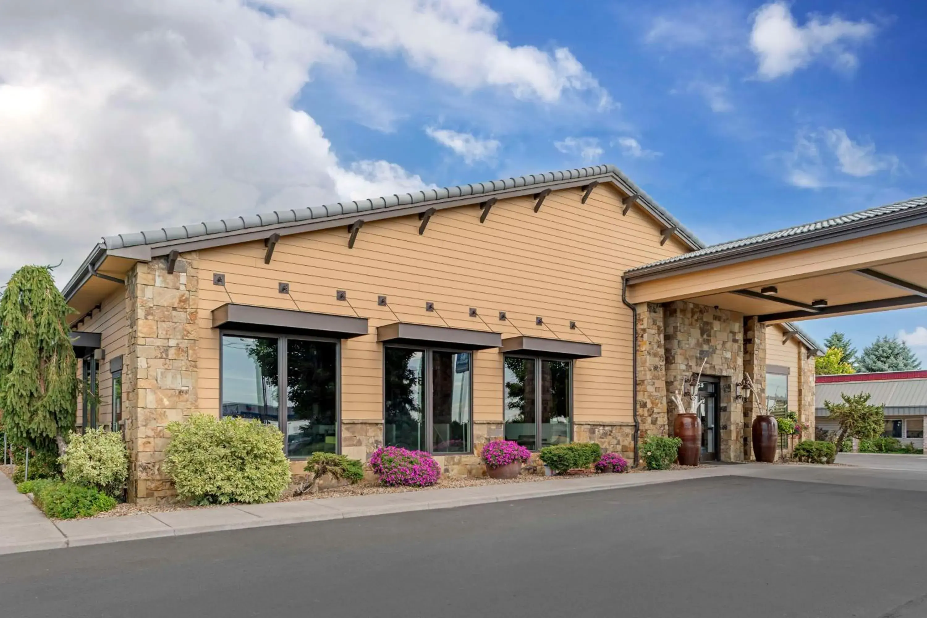 Property building in Best Western Rory & Ryan Inns Property building in Best Western Rory & Ryan Inns