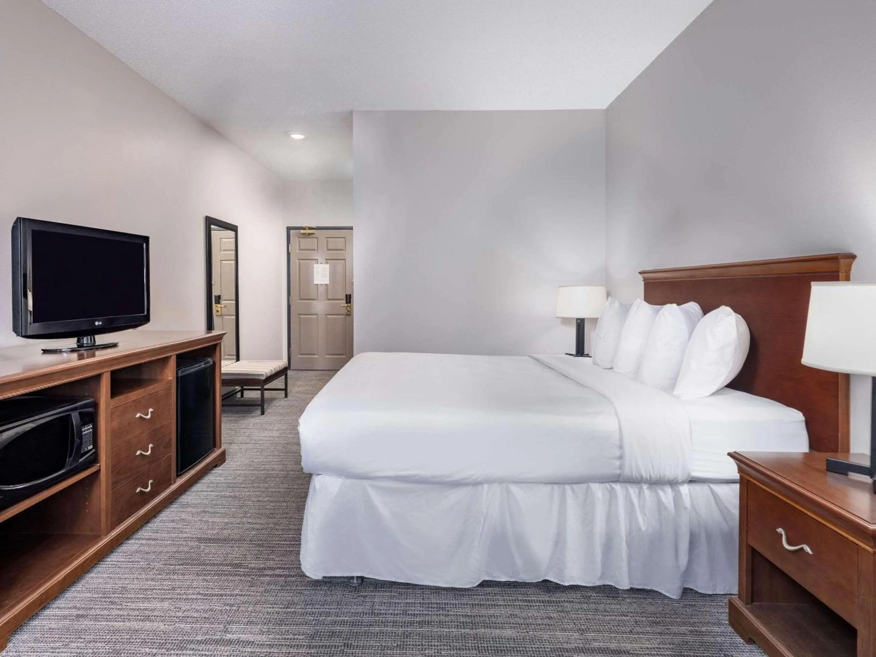 Bedroom in Country Inn & Suites by Radisson, Maumee - Toledo