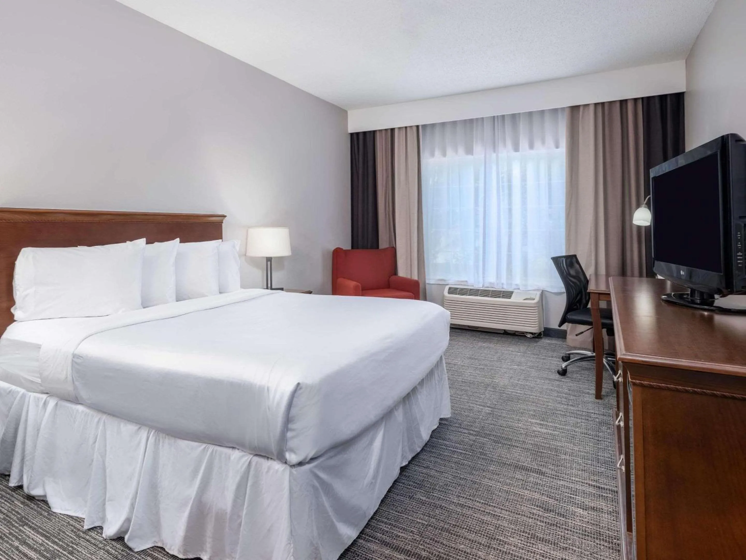 Bedroom in Country Inn & Suites by Radisson, Maumee - Toledo