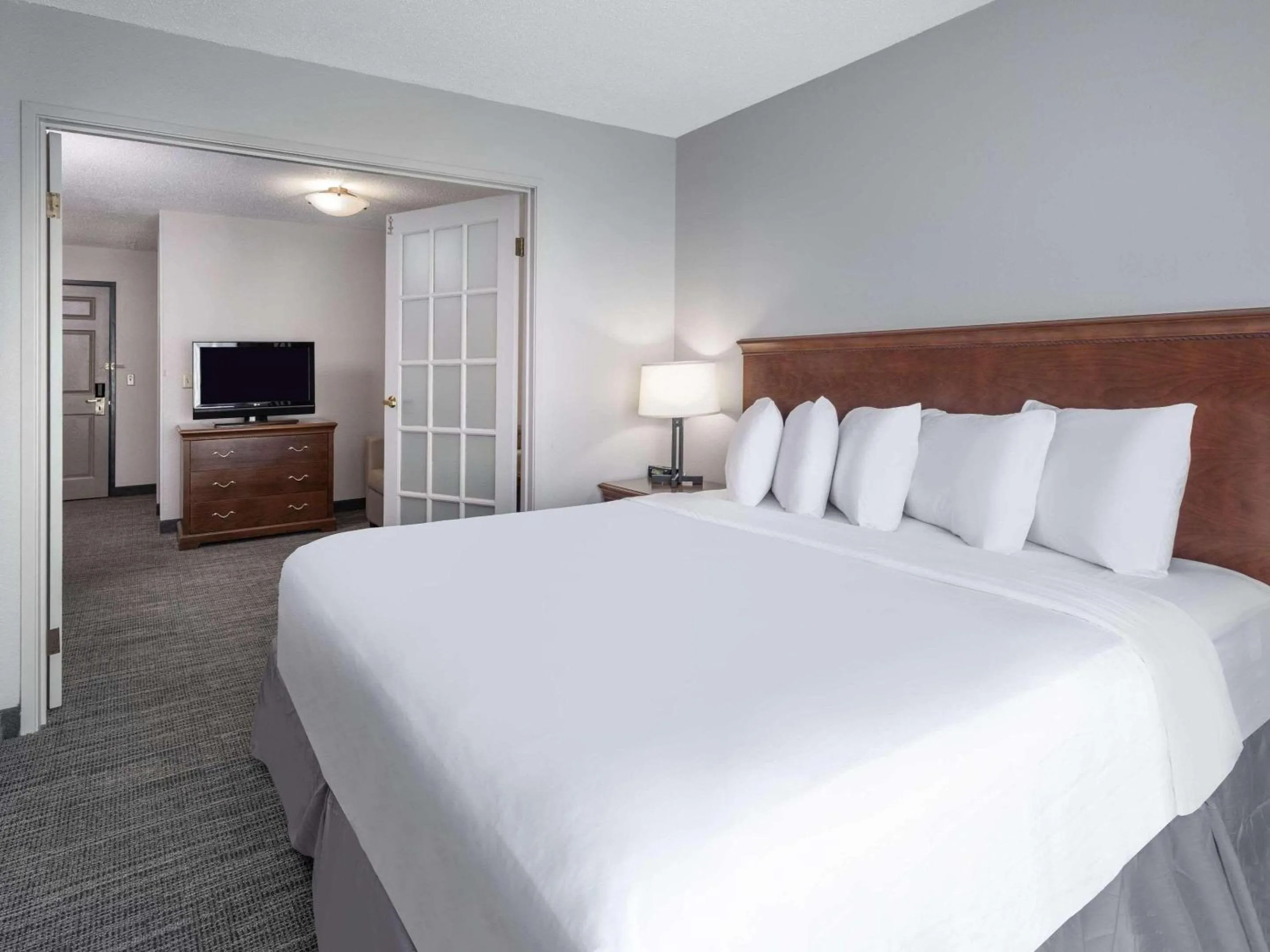 Bedroom in Country Inn & Suites by Radisson, Maumee - Toledo