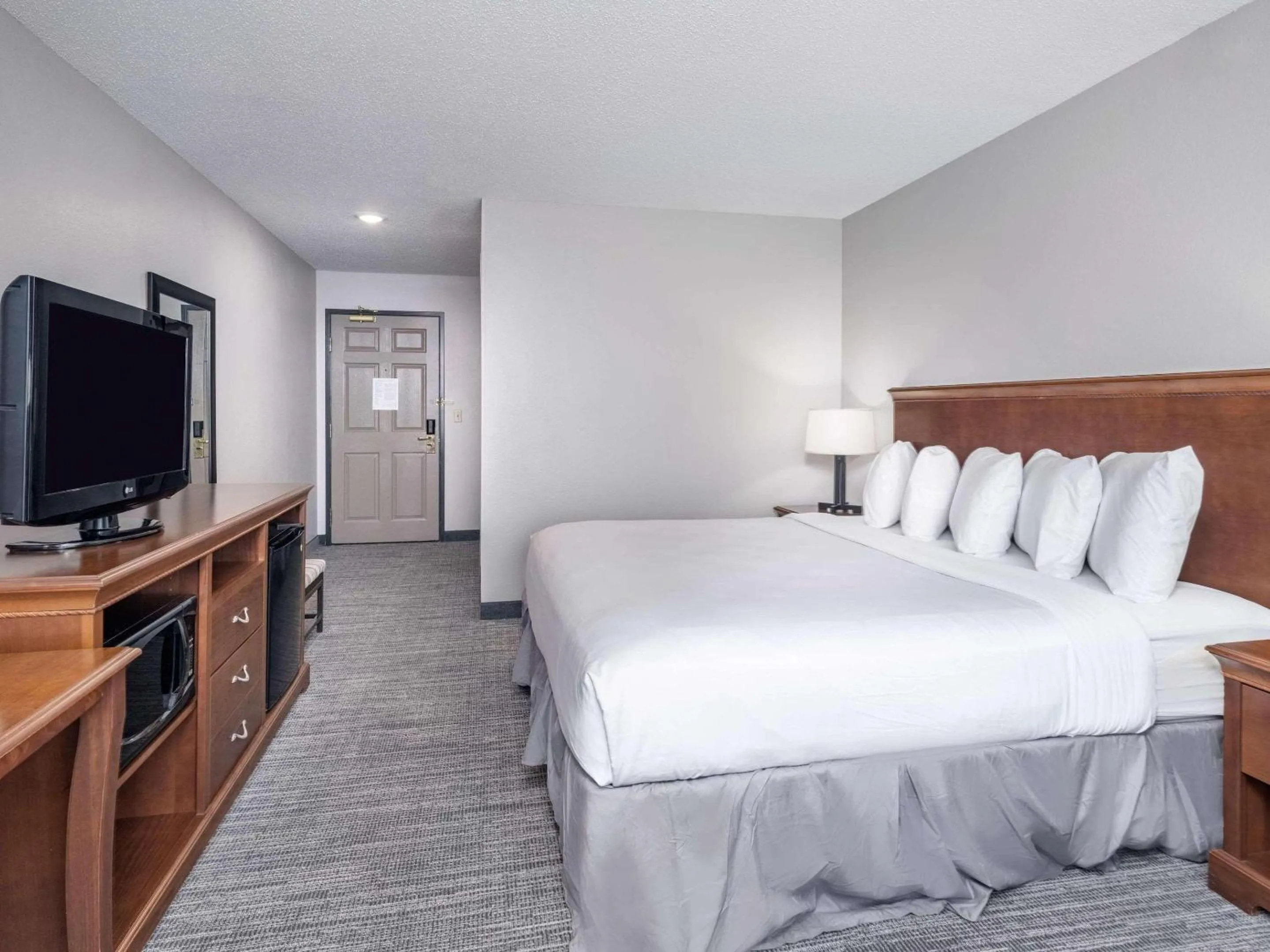 Bedroom in Country Inn & Suites by Radisson, Maumee - Toledo