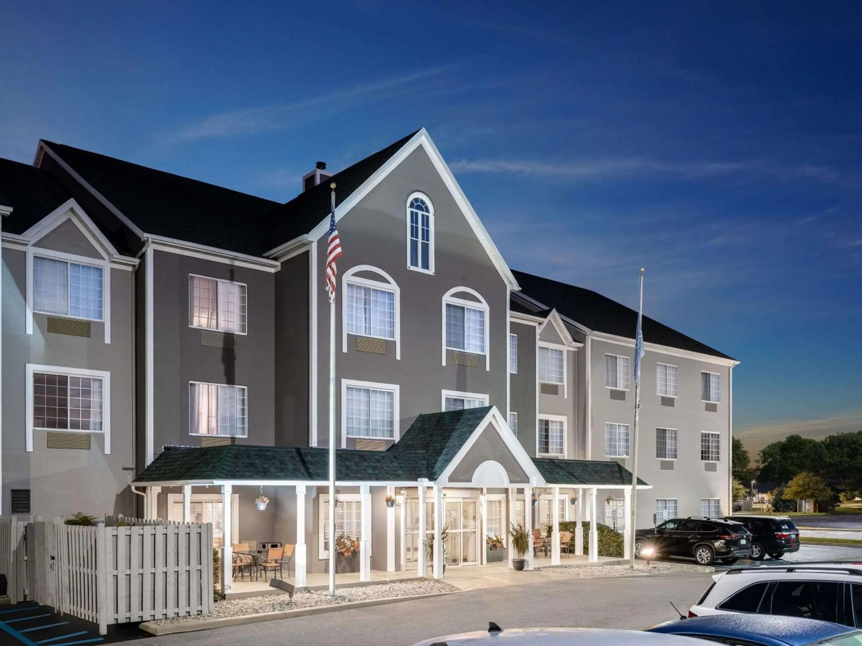 Property building in Country Inn & Suites by Radisson, Maumee - Toledo